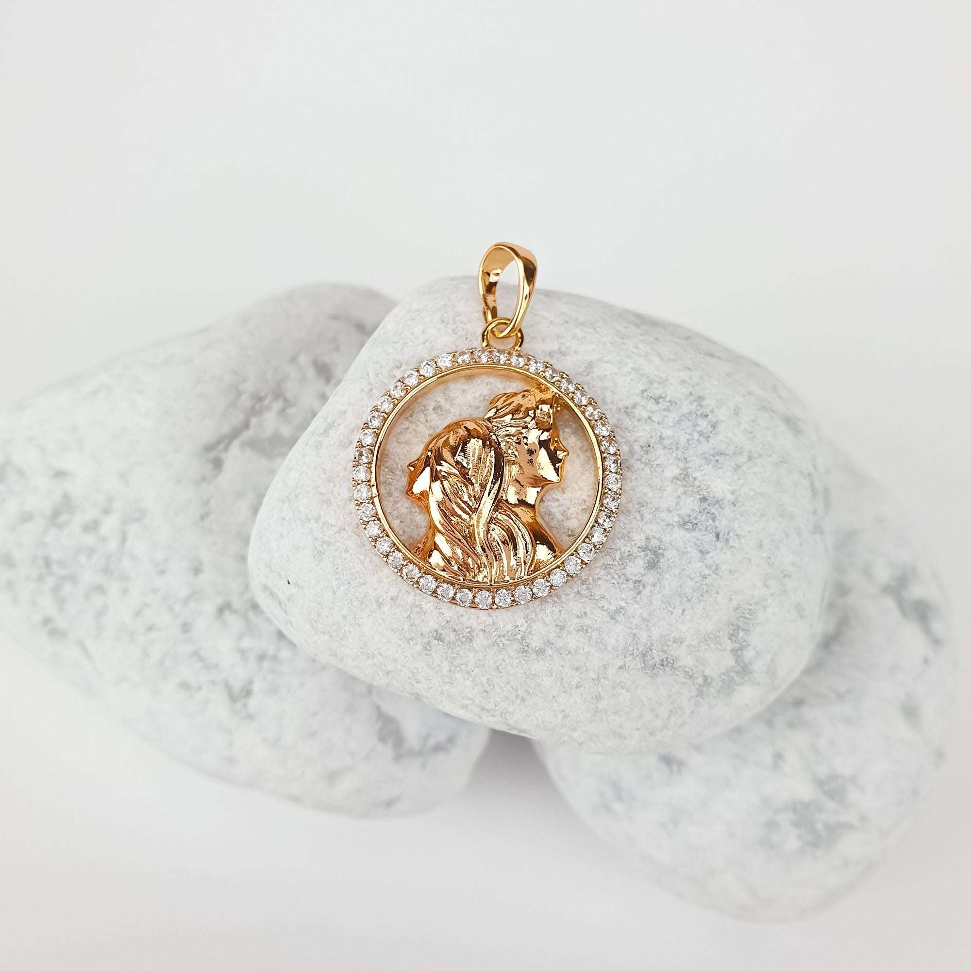 Mīlestības simbols – pāra silueta kulons ar mirdzošiem akmeņiem | ROTAS69