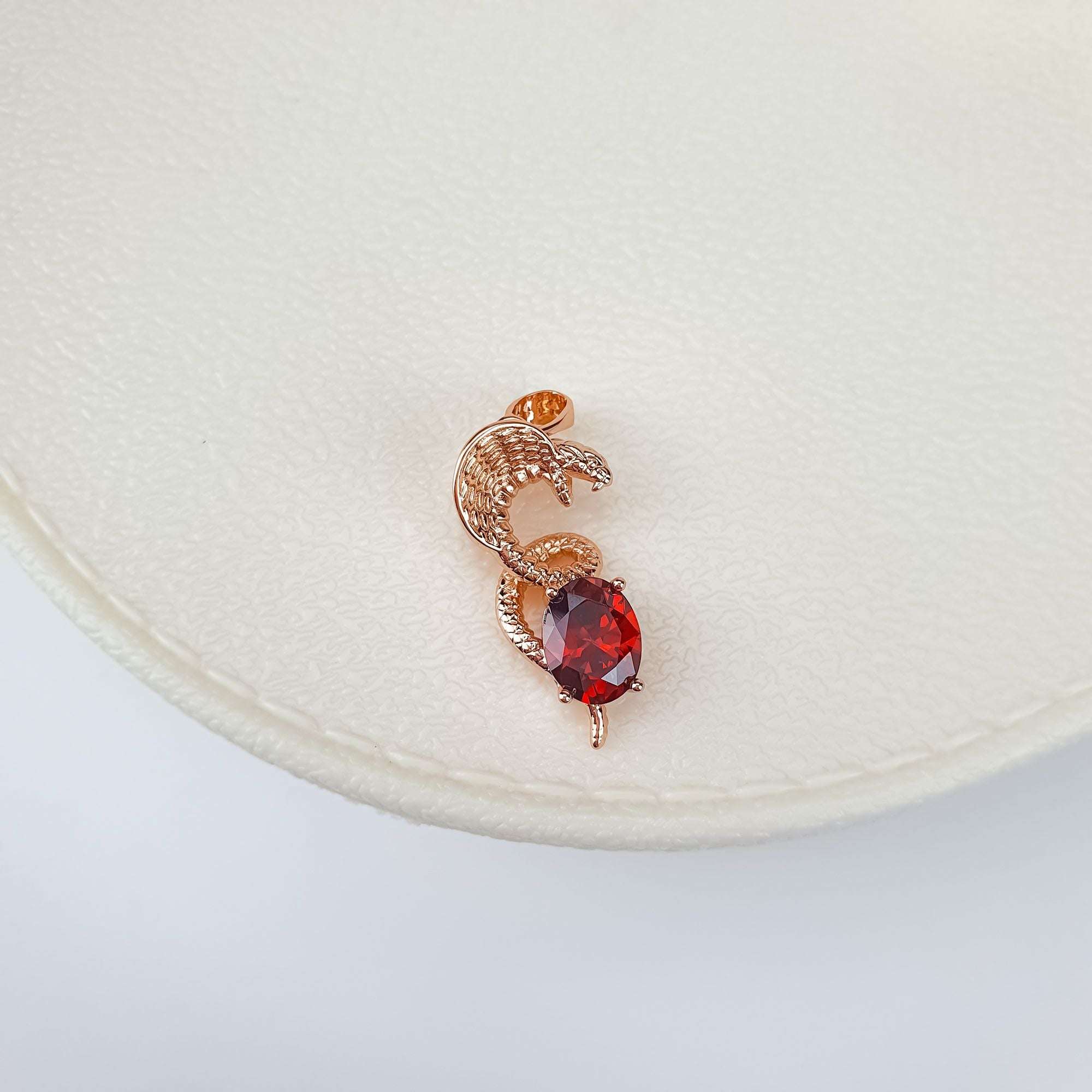 Elegants kulons ar čūsku – simbols spēkam un noslēpumainībai