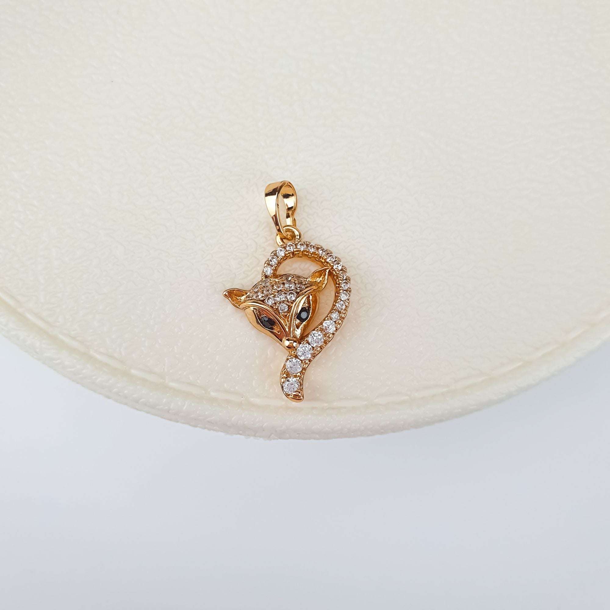 Kulons ar kristāliem un izteiksmīgu lapsas formu