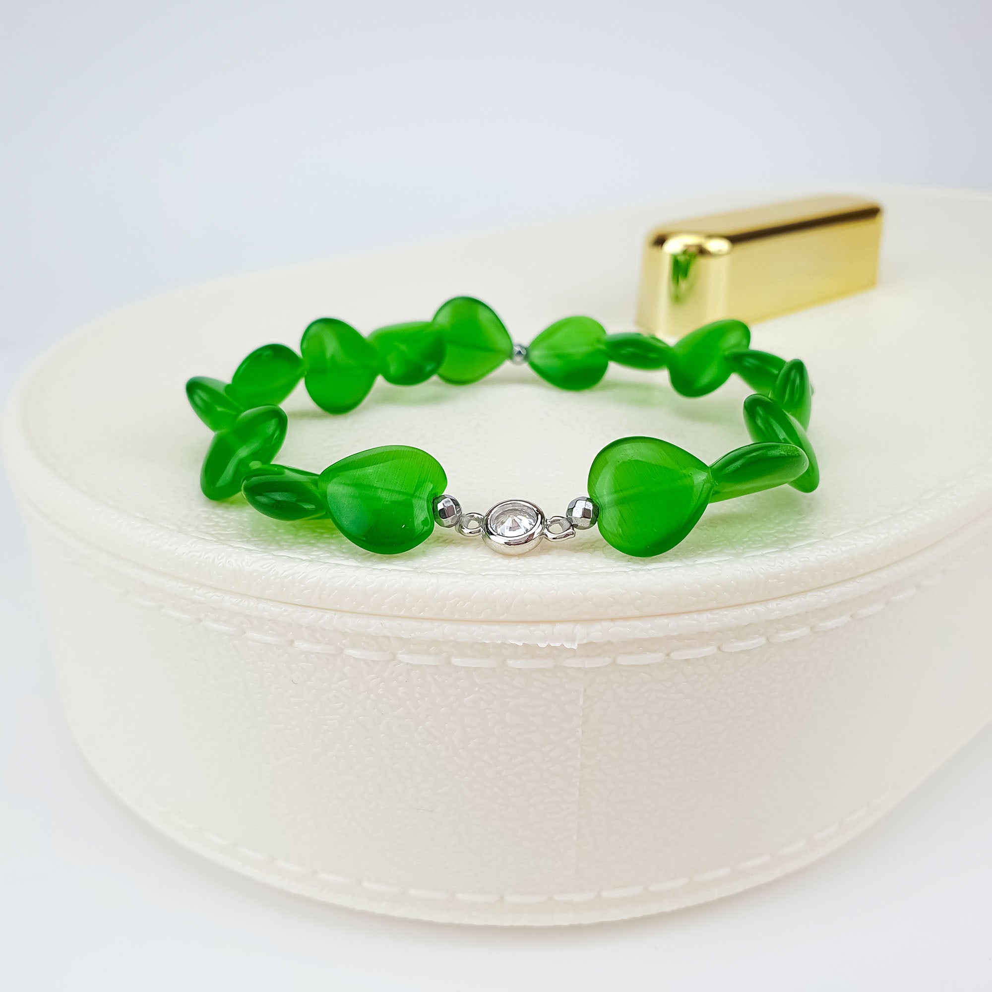 Rokassprādze meitenēm ar kaķa acs efektu un sirsniņu dizainu