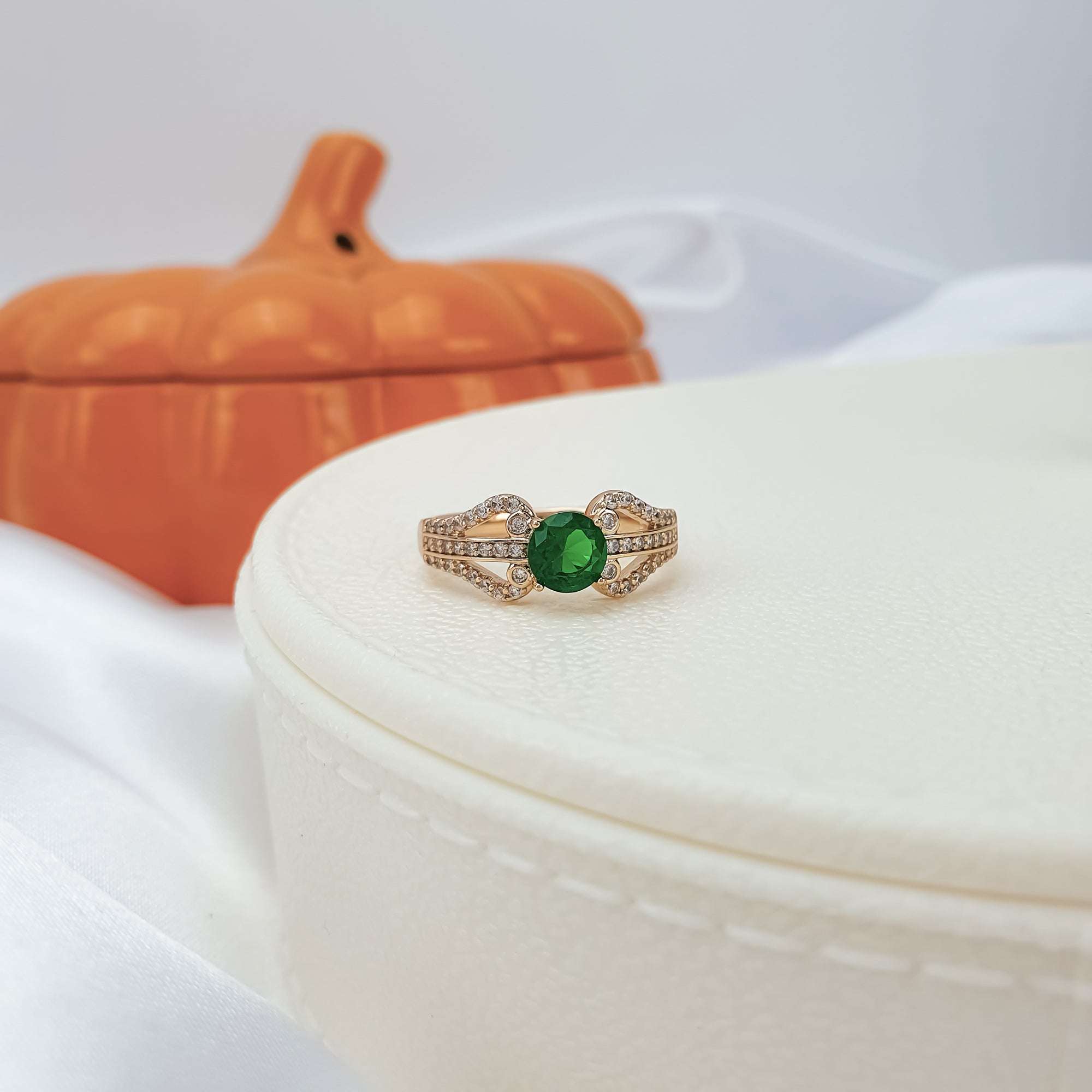 Sieviešu gredzens ar zaļu akcentu un cirkoniem