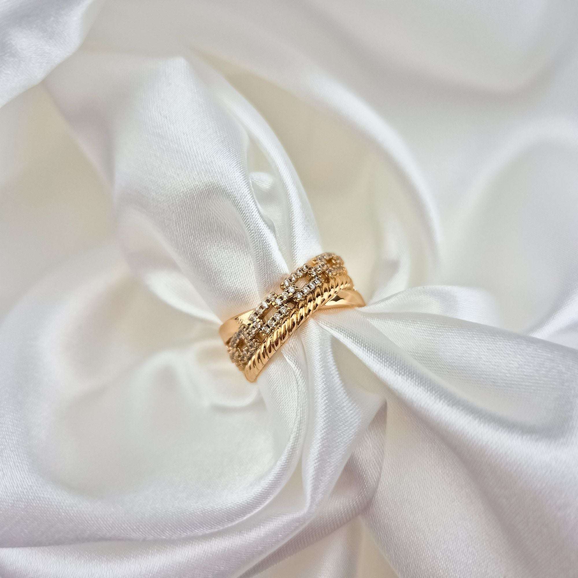 Elegants sieviešu gredzens ar dzirkstošu dizainu
