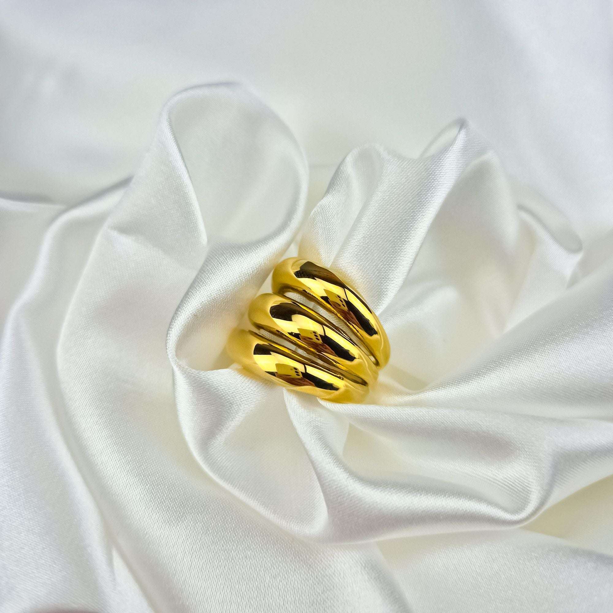 Greznības un komforta apvienojums: medicīniskā zelta gredzens ar modernu dizainu