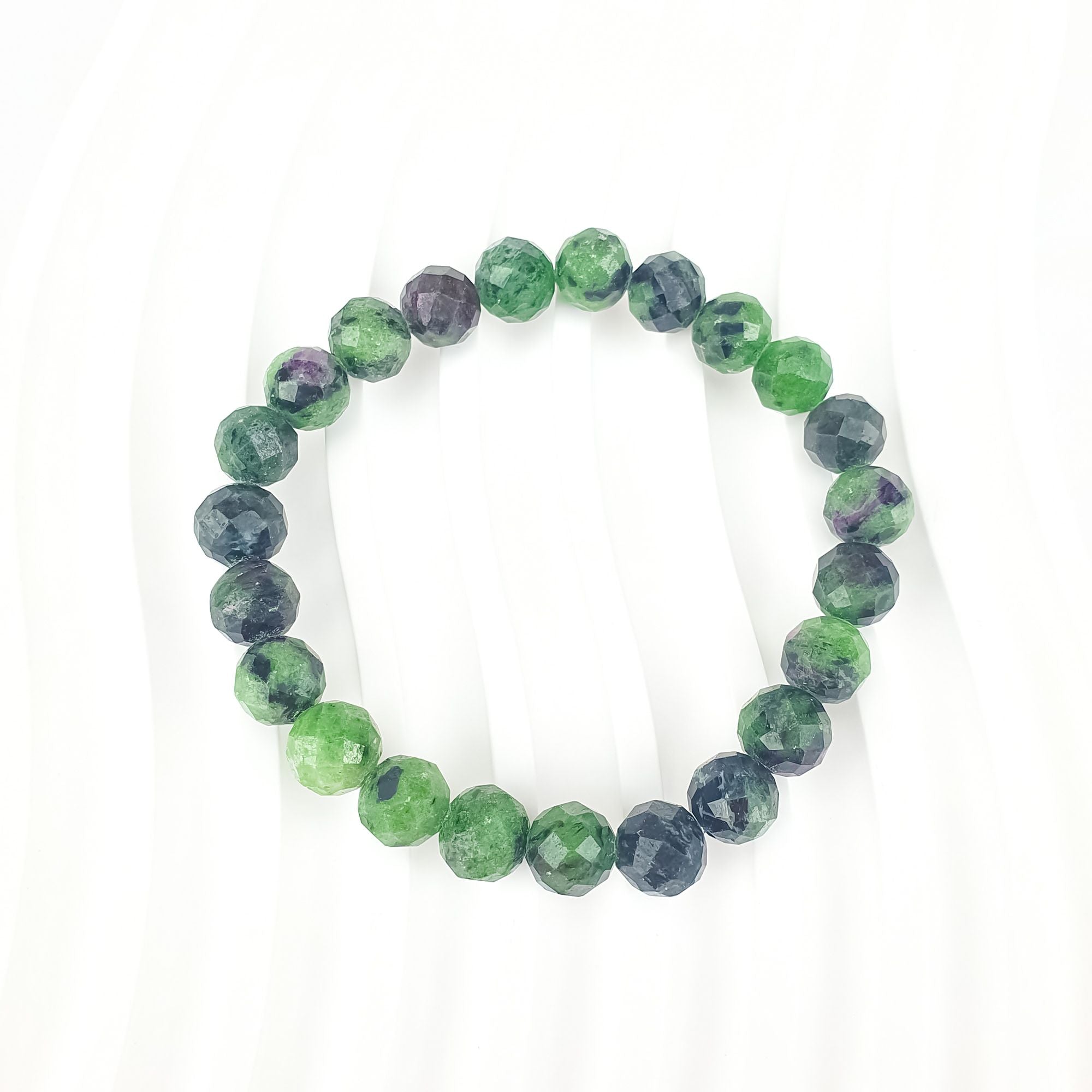 Dabīgs minerāls: rubīns zoisītā – emocionālās un fiziskās enerģijas balansam