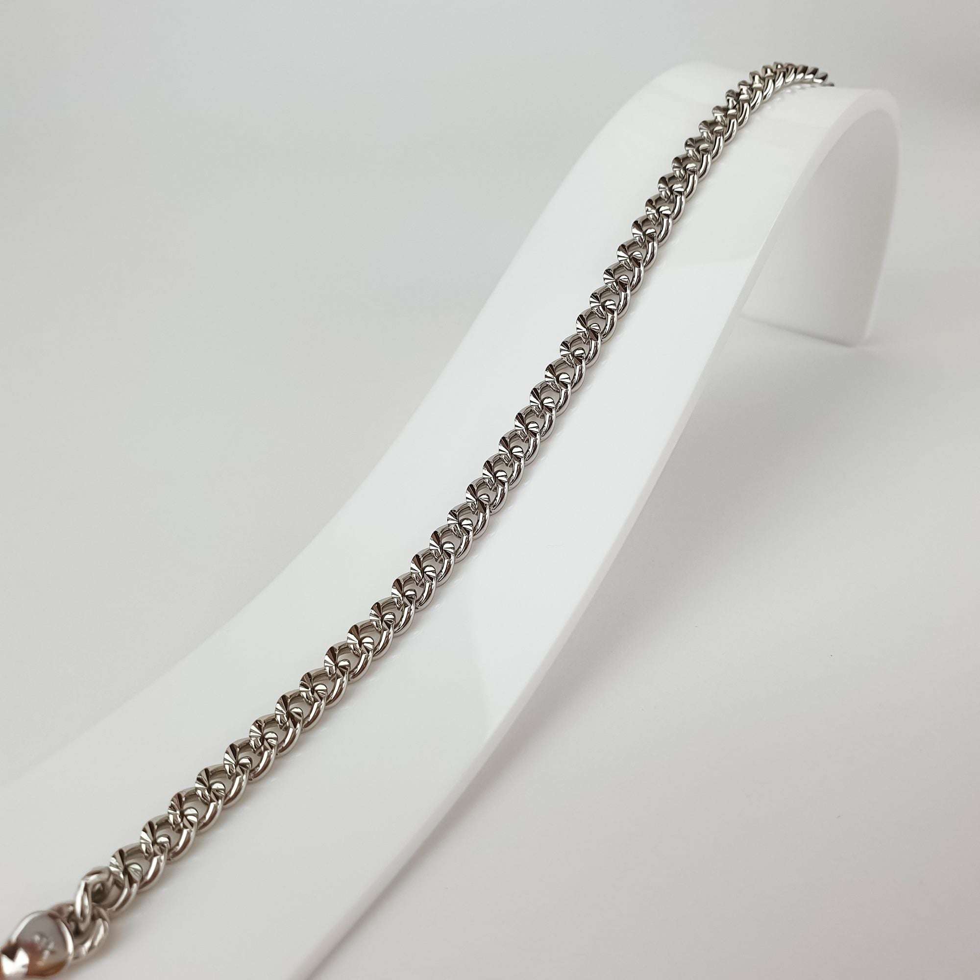 Eleganta unisex rokassprādze ar klasisku karabīnes aizdari