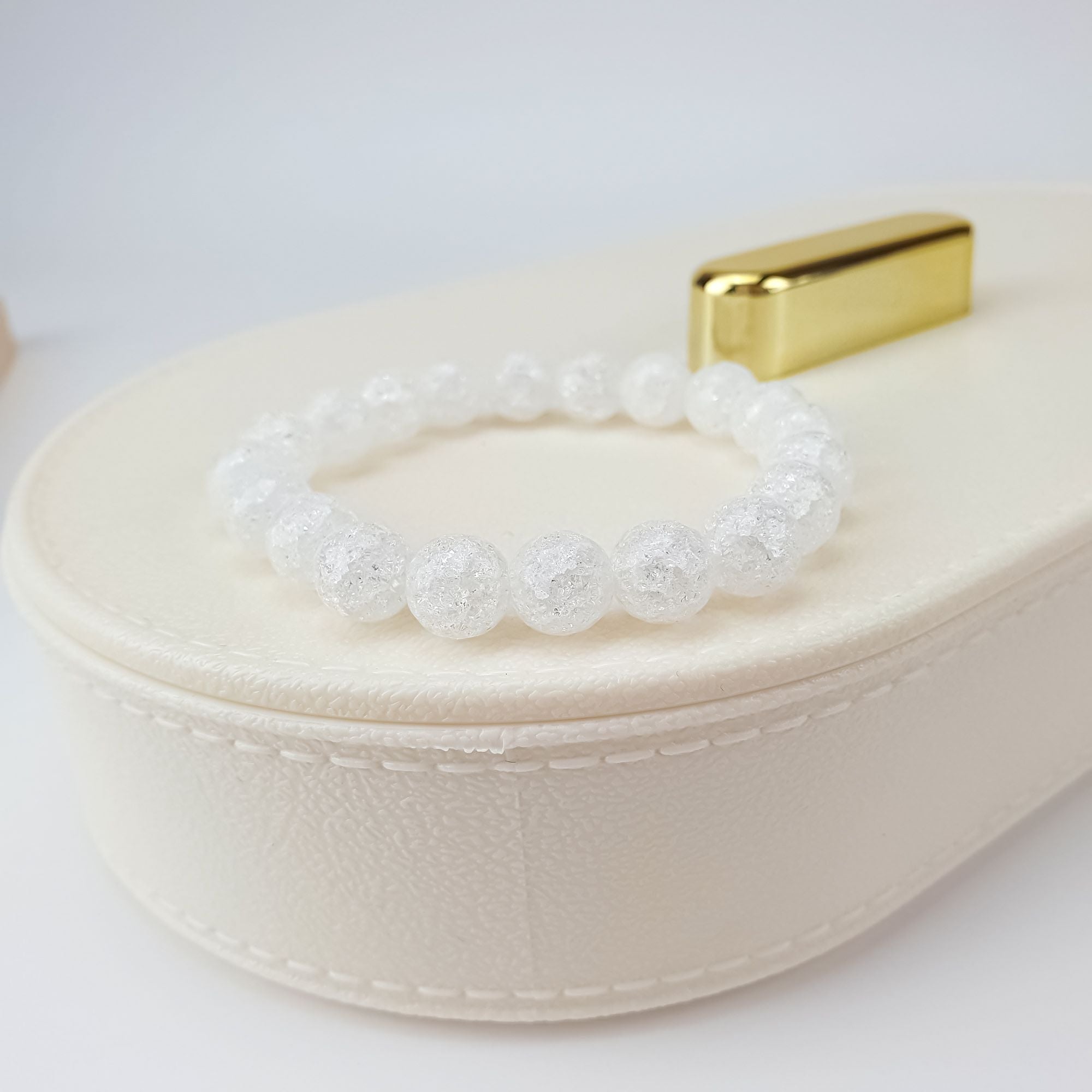 Klasiska rokassprādze no baltām kvarca pērlēm