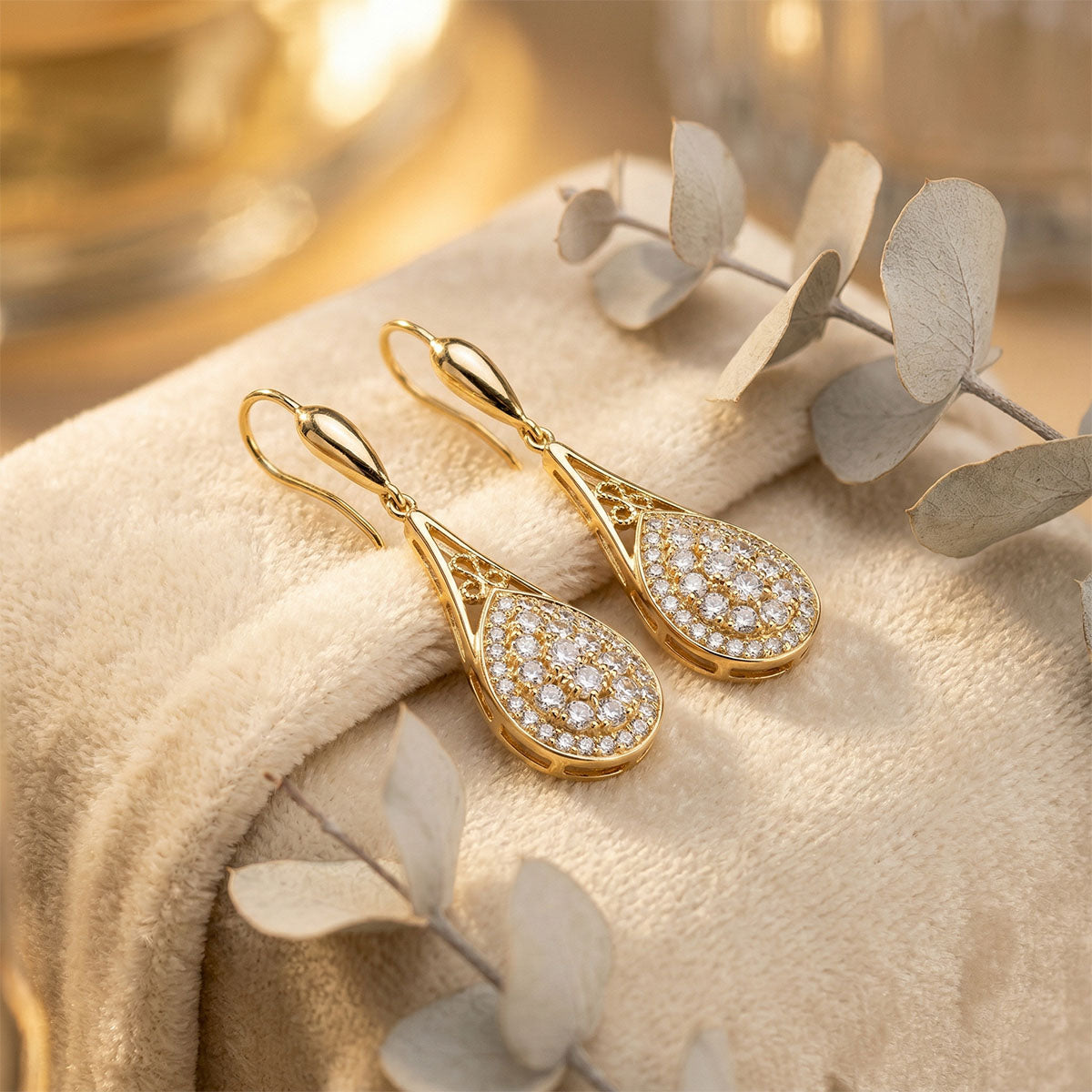 Apzeltīti auskari: kā izvēlēties zelta toņa auskarus katram gadījumam