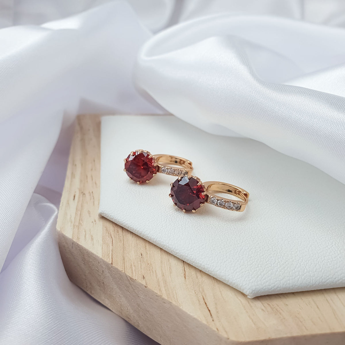 Auskari ar angļu aizdari – droši un eleganti auskari sievietēm