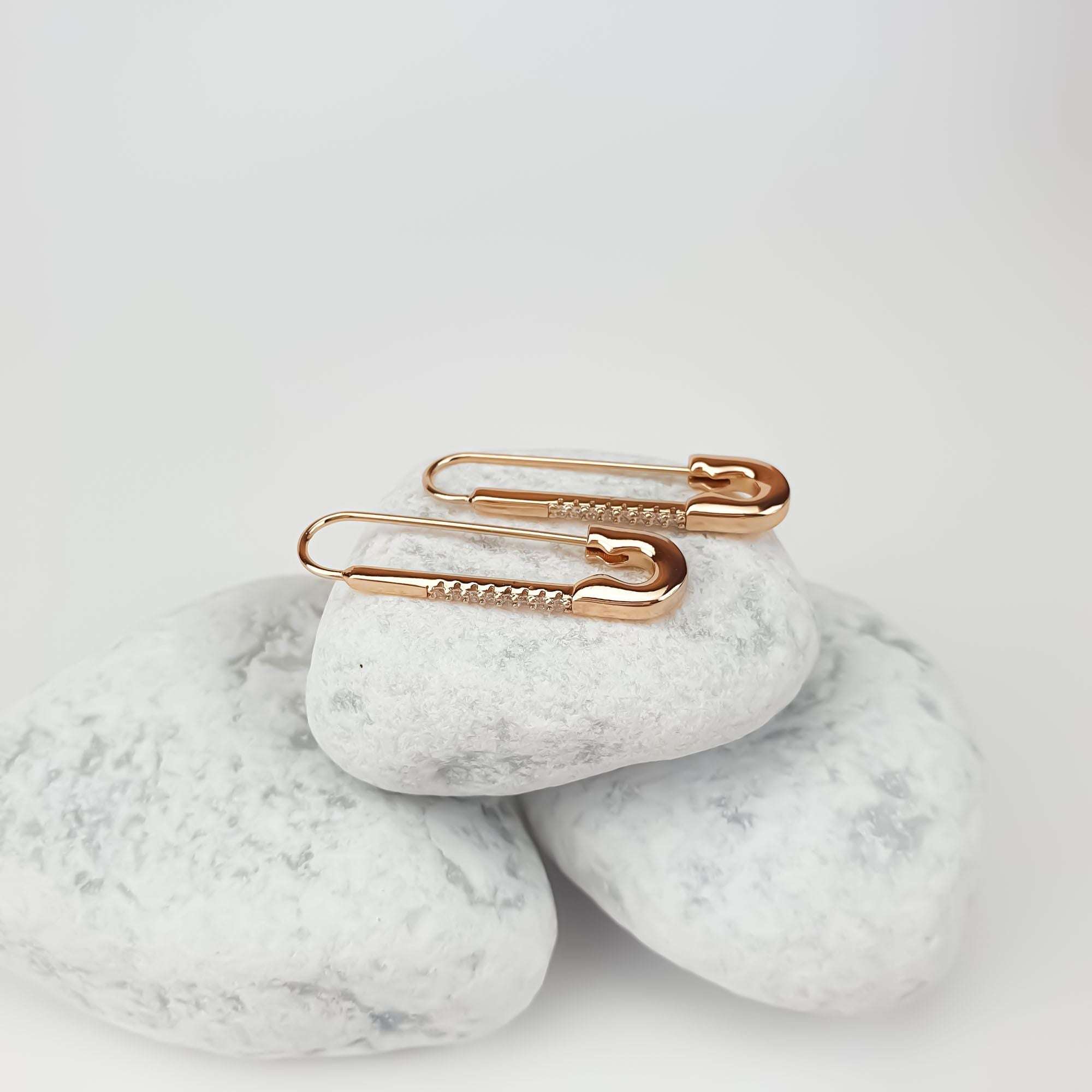 Moderni sieviešu auskari saspraudes dizainā ar 18K zelta pārklājumu