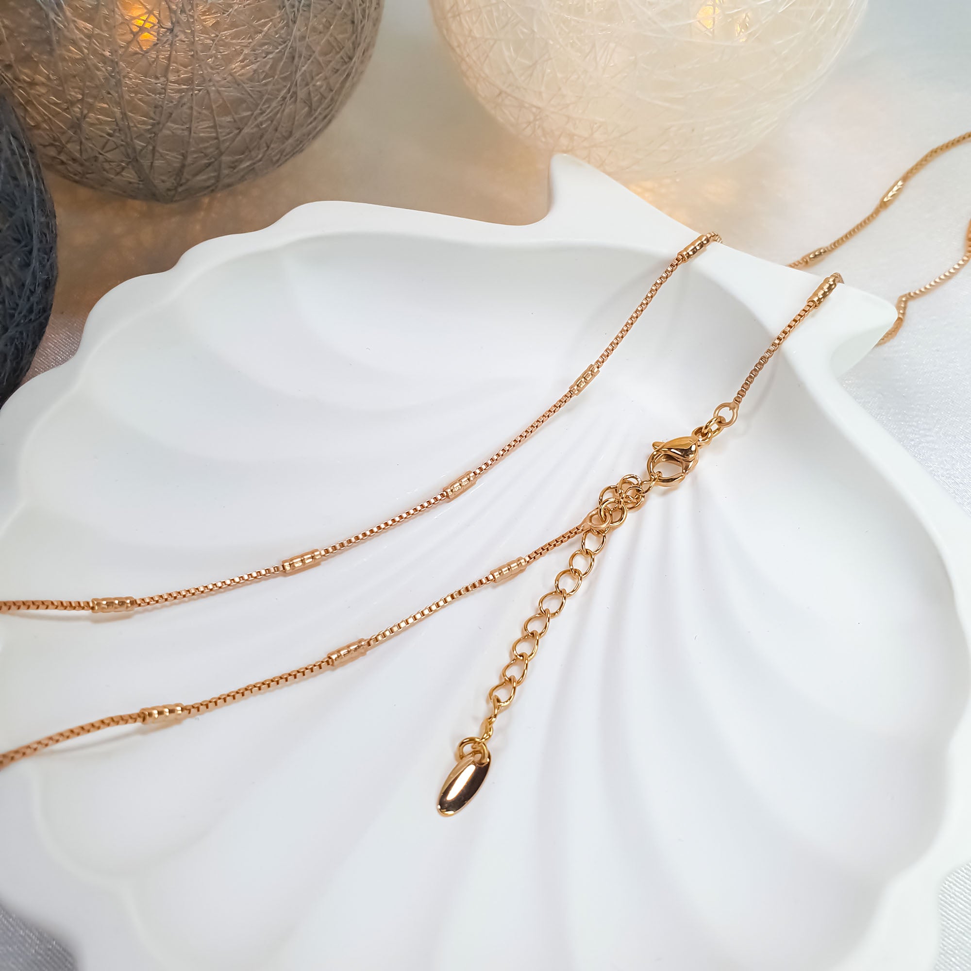 Kakla ķēdīte ar smalku posmu struktūru