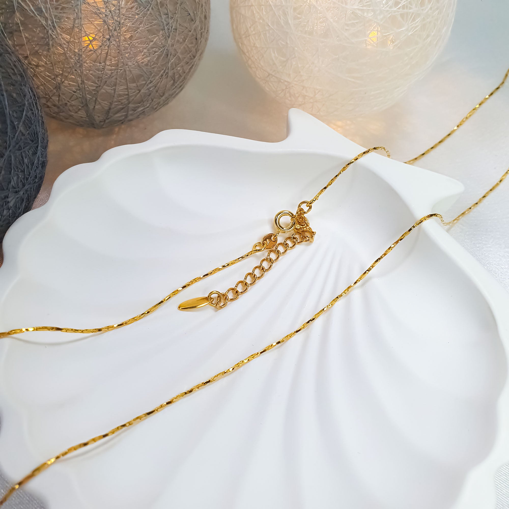 Zelta toņa ķēdīte ar savītu dekoratīvu pinumu 50–55 cm