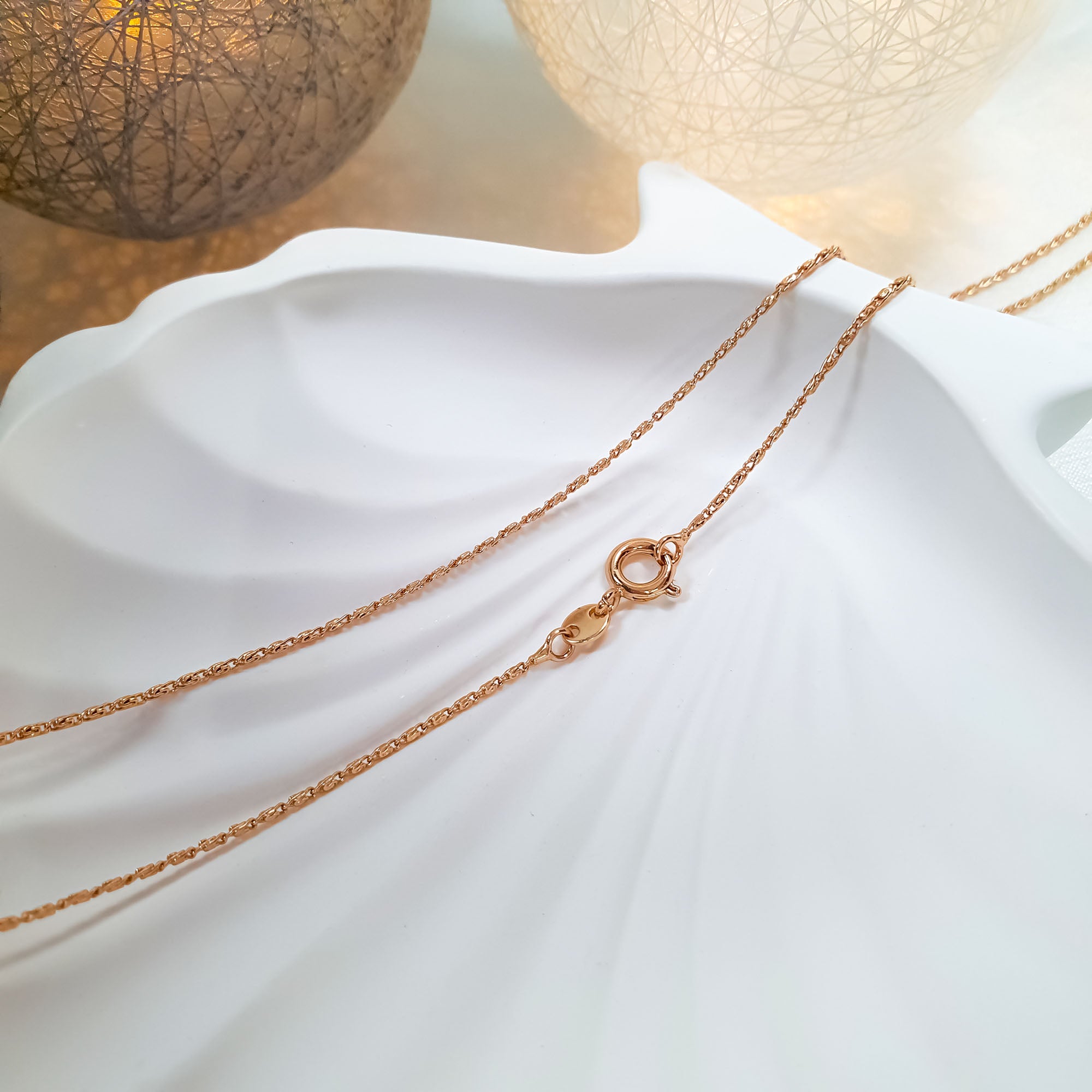 Vieglas struktūras ķēdīte zelta tonī, putnu acs pinums