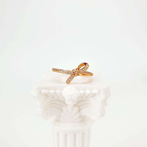 Gredzens zelta tonī ar dzidriem kristāliem un elegantu formu