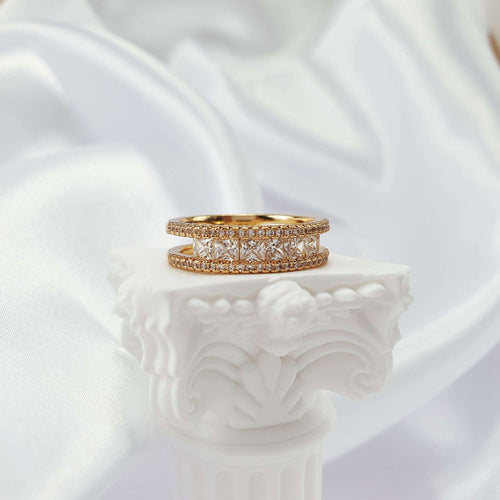 Stilīgs gredzens ar cirkoniem un zelta pārklājumu