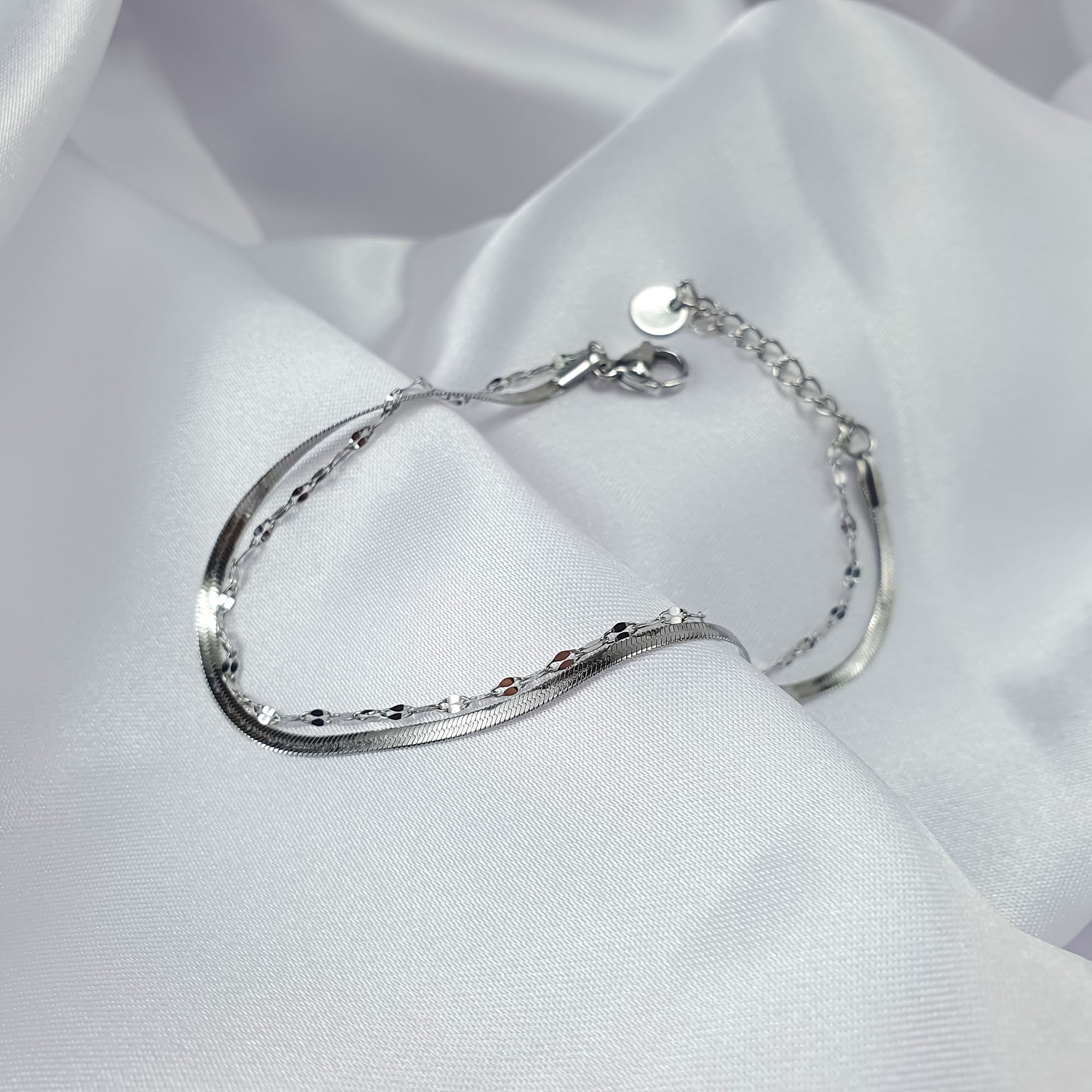 Eleganta rokassprādze ar kombinētu pinumu, 17–20 cm