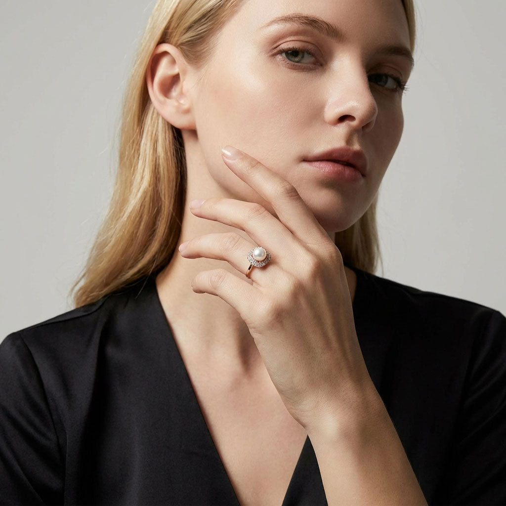 Элегантное кольцо с белым жемчугом и цирконами