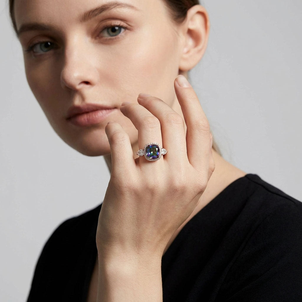 Яркое женское кольцо с многоцветным камнем