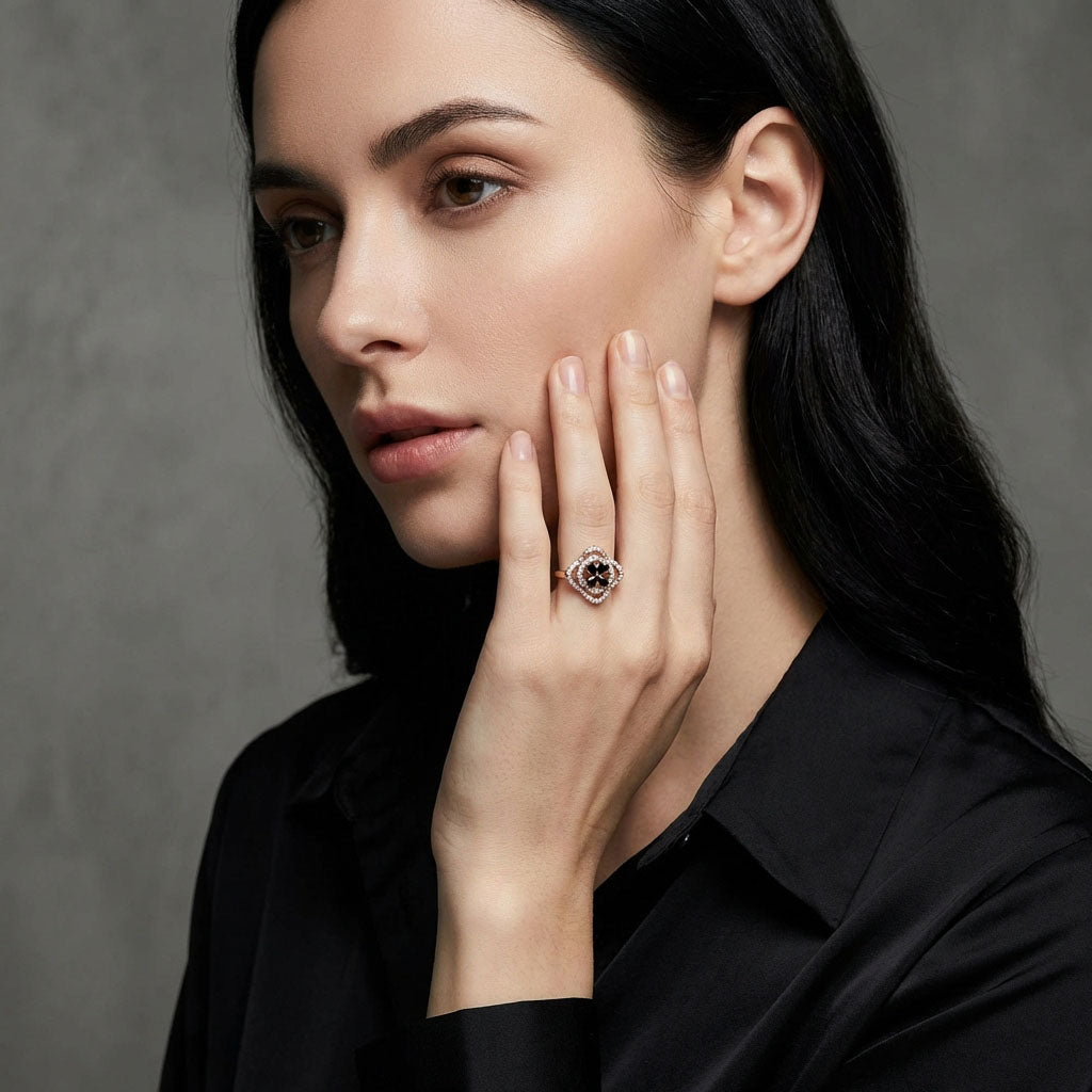 Яркое кольцо с черным цветком и белым сиянием