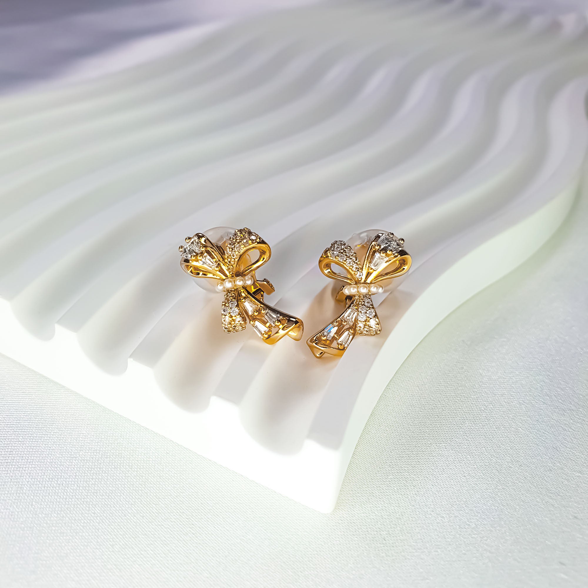 Klipšu auskari bantītes formā ar pērlītem