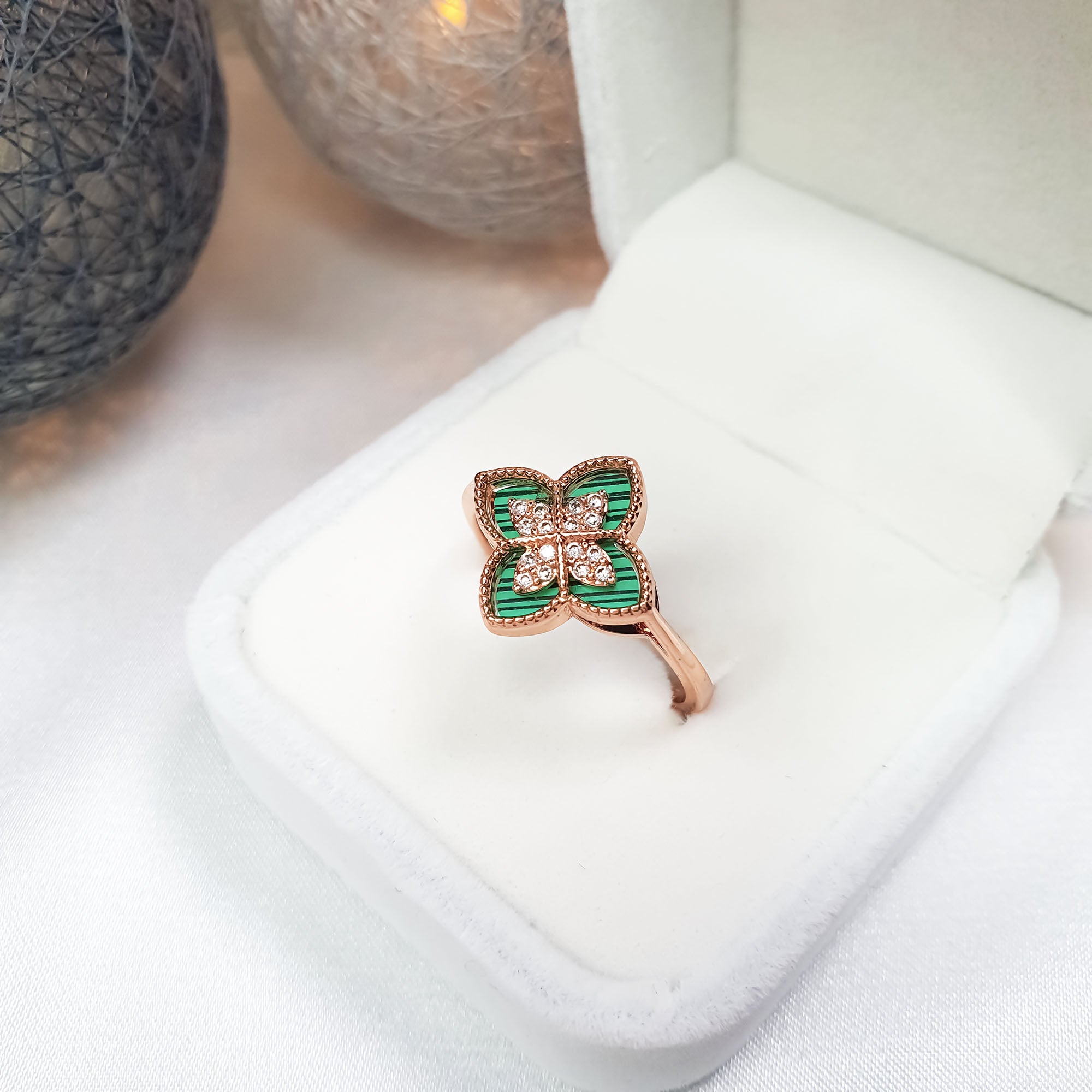 Zaļās emaljas gredzens ar āboliņa motīvu un cirkoniem