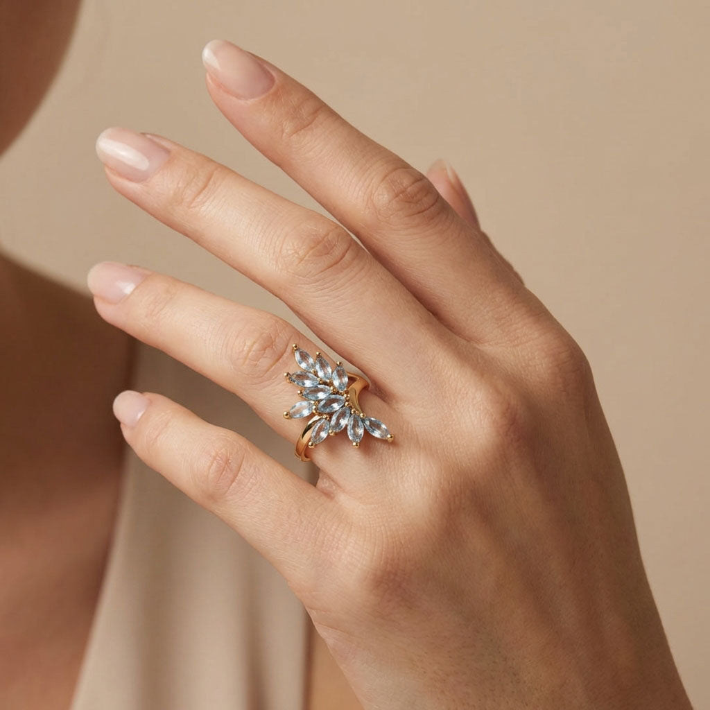 Daudzakmeņu gredzens ar gaiši zilas krāsas cirkoniem