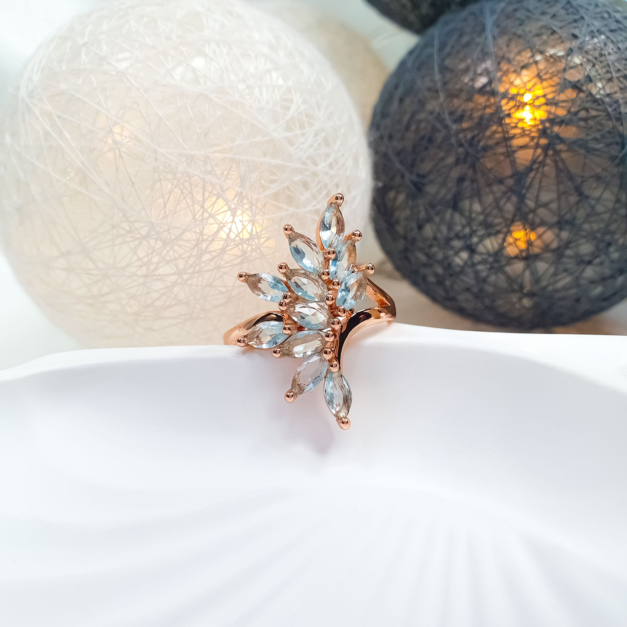 Daudzakmeņu gredzens ar gaiši zilas krāsas cirkoniem