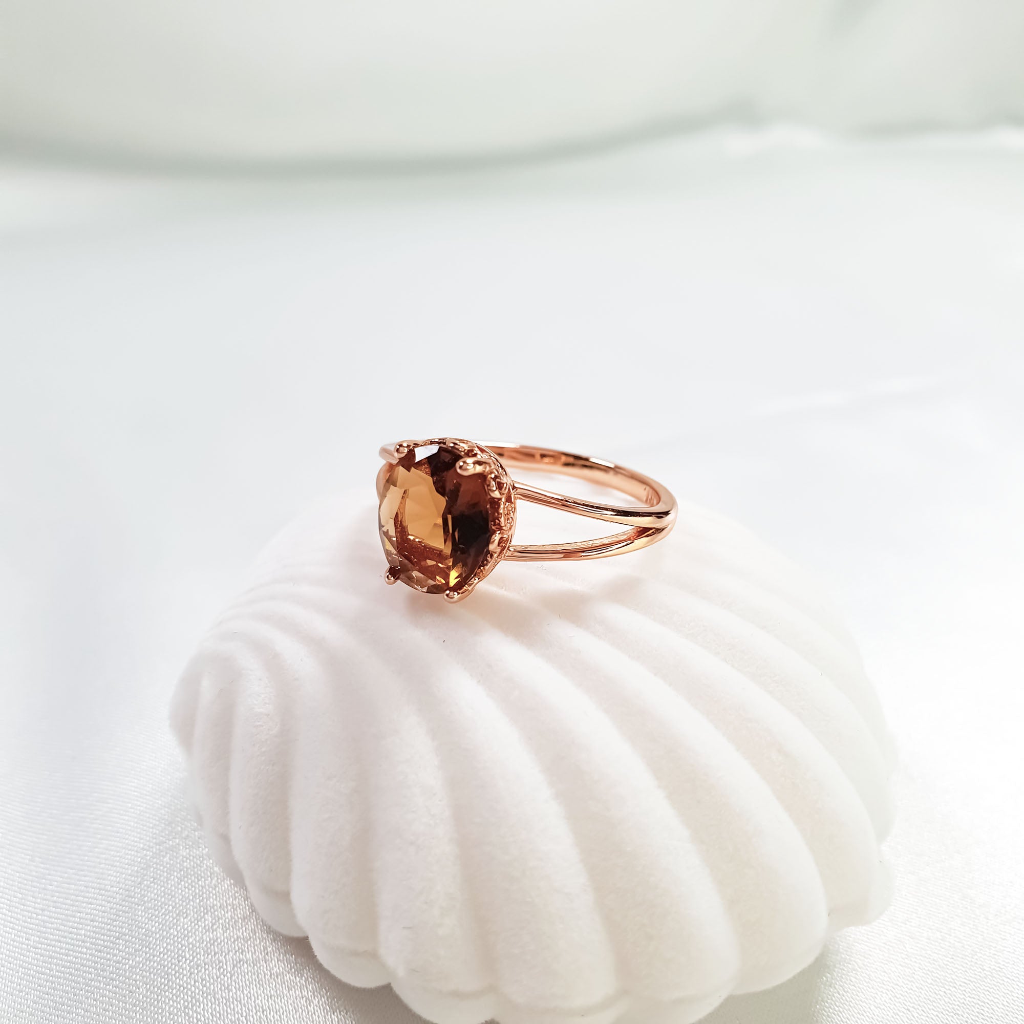 Zelta toņa gredzens ar dziļi brūnu cirkonu