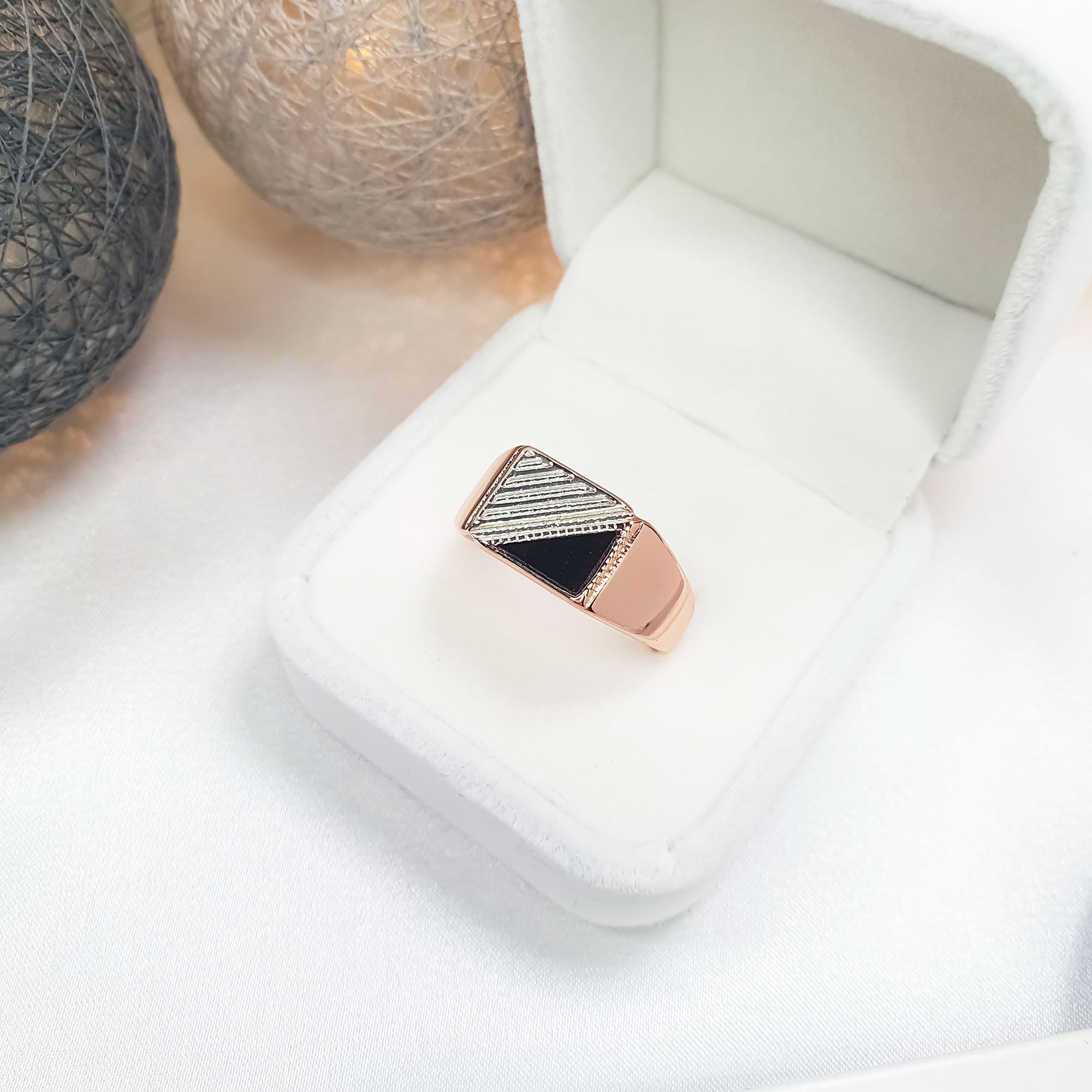 Ģeometrisks vīriešu gredzens ar kontrastējošu virsmu