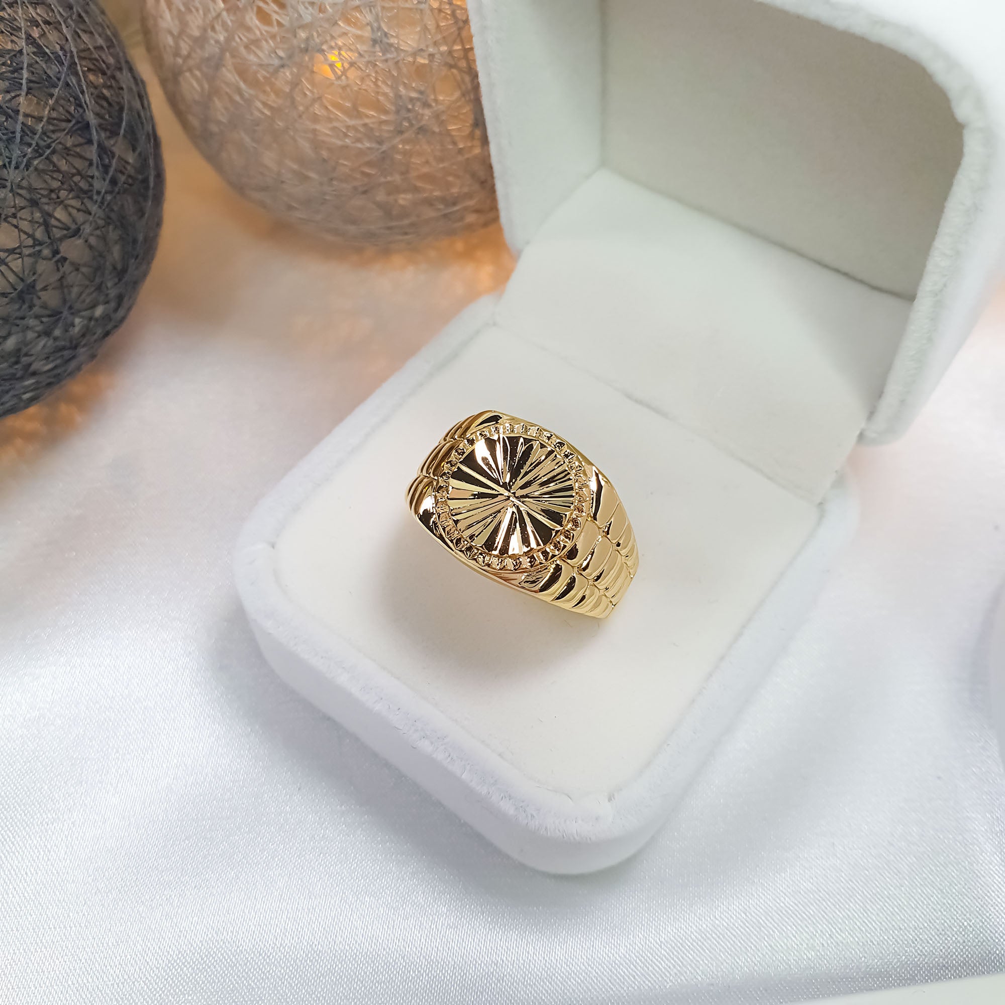 Klasisks vīriešu gredzens ar strukturētu sānu rakstu