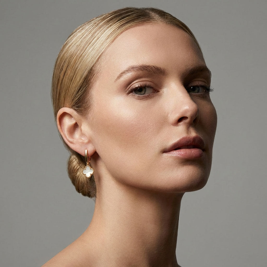 Garie auskari ar pērļu iedvesmotu āboliņa formu