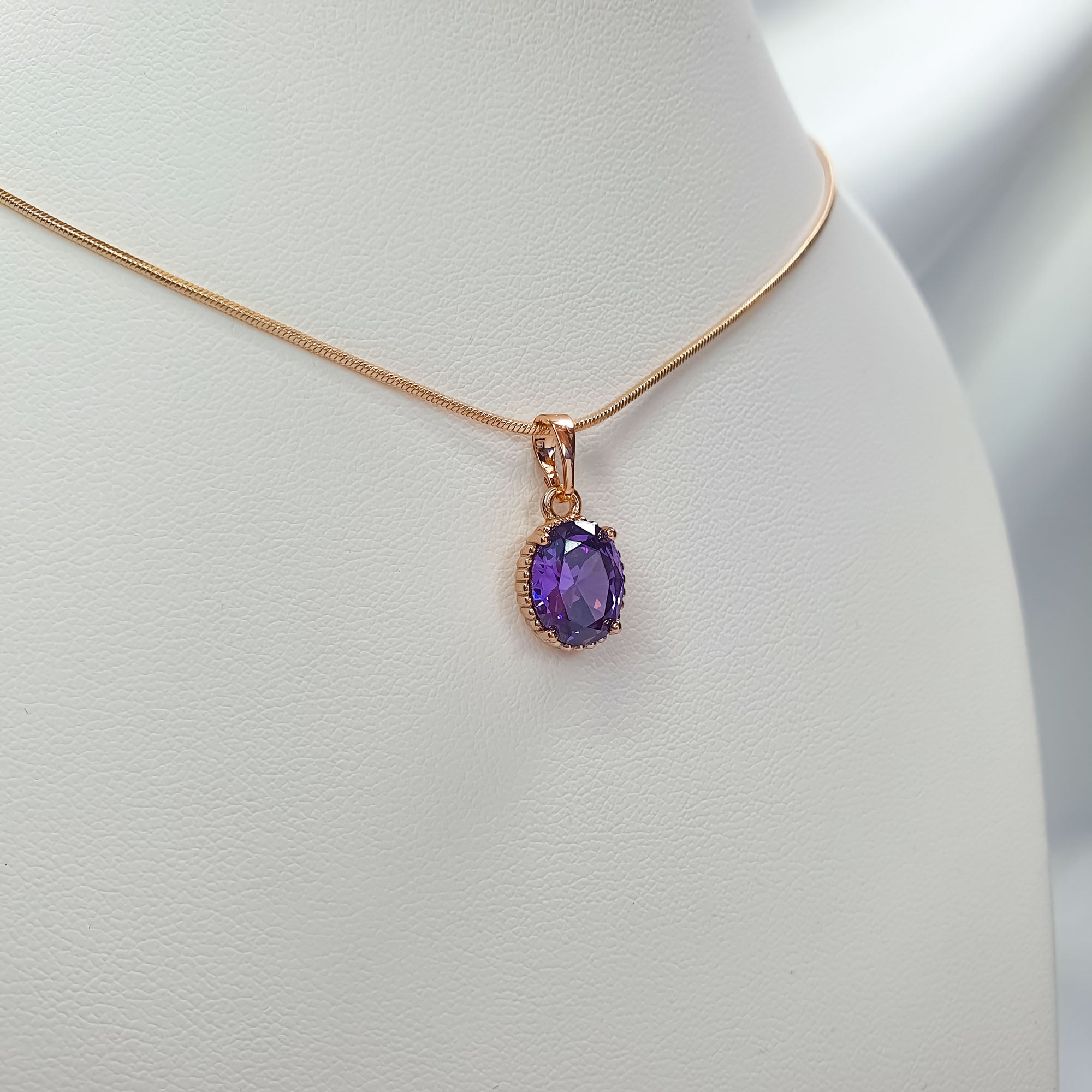 Izteiksmīgs 20 mm garš kulons ar mežģīņotu zelta toņa apmali