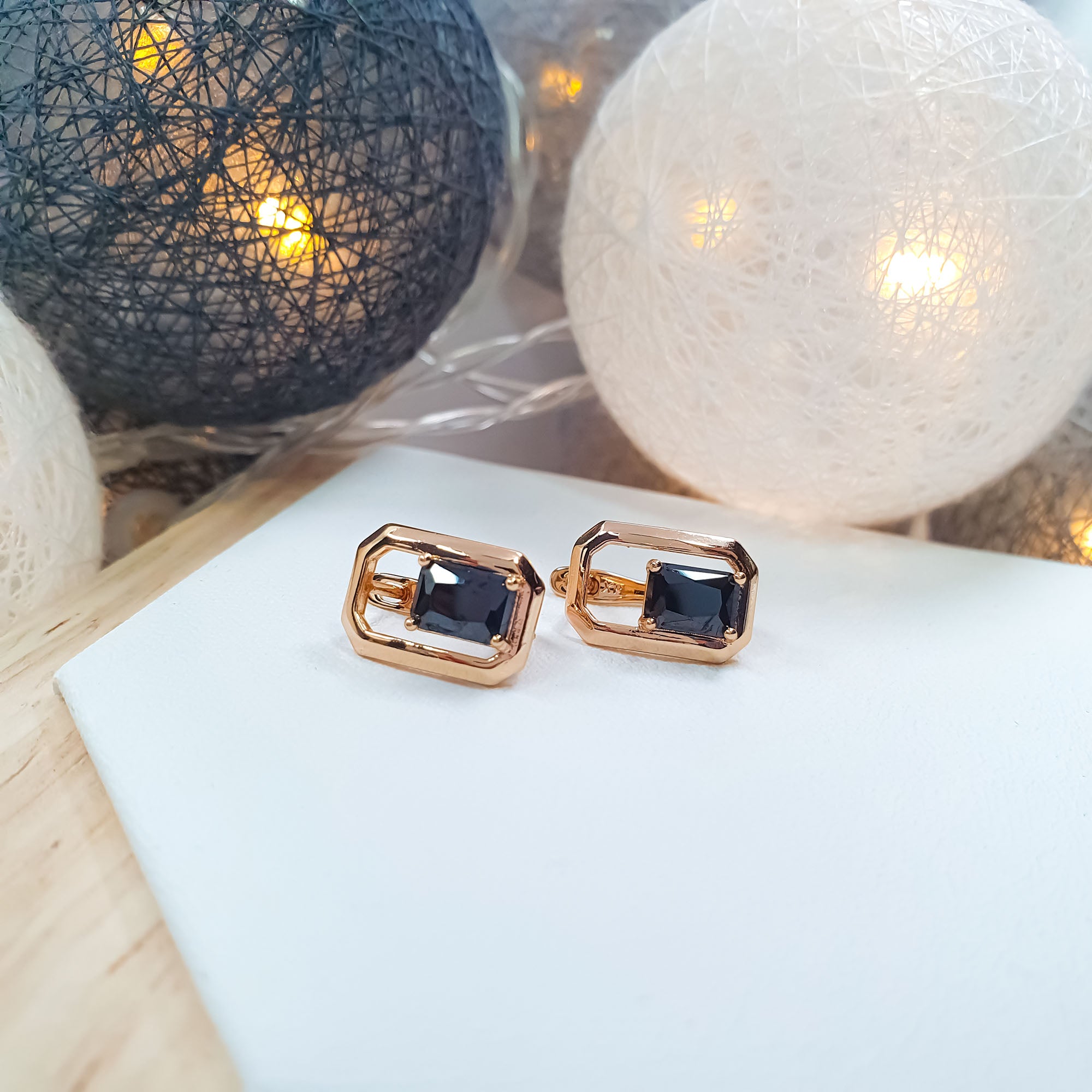 Ģeometriska dizaina auskari ar vertikāli iestiprinātu melnu akmeni