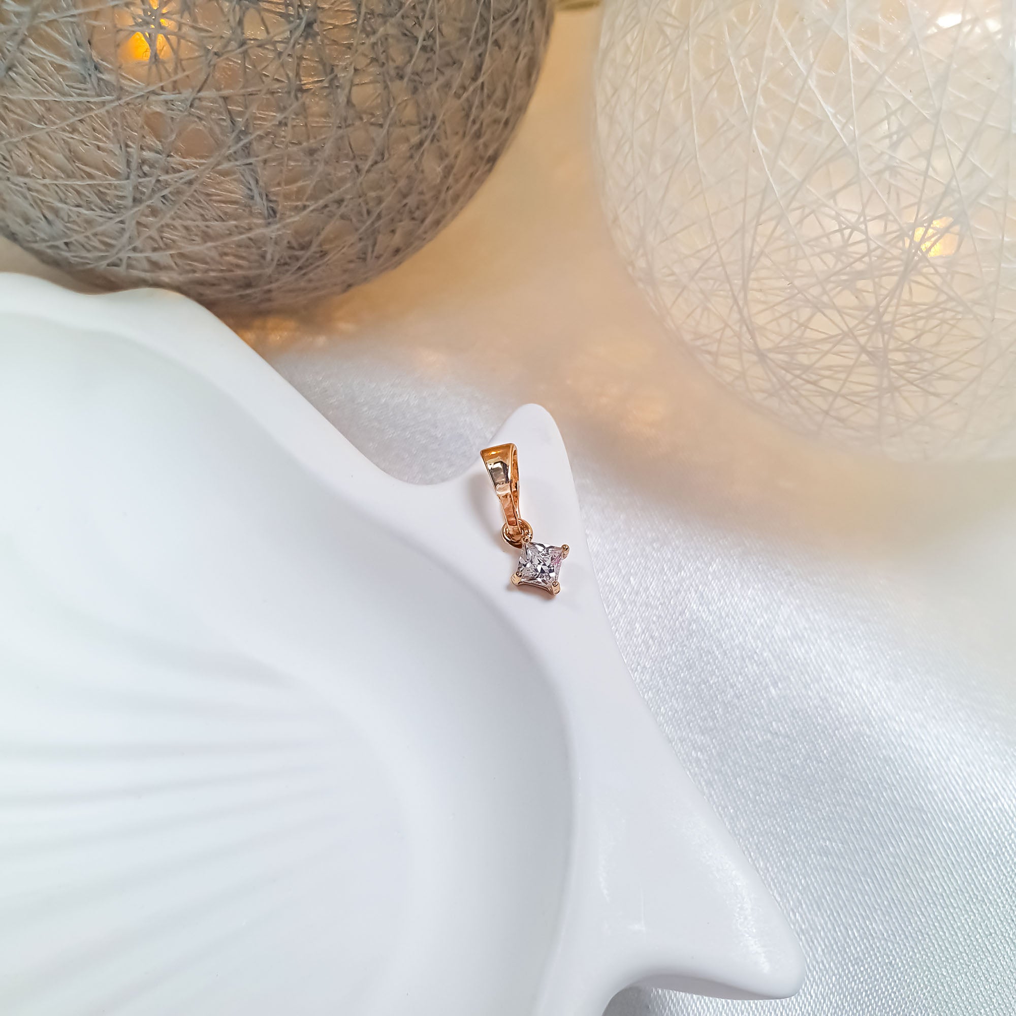 Zelta toņa kulons ar skaidru cirkona akcentu