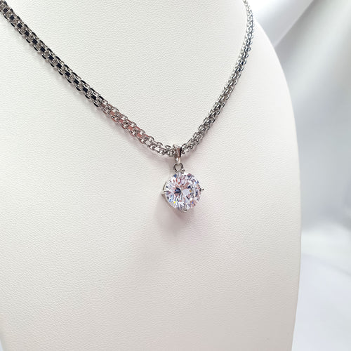 Briljanta slīpējuma sieviešu kulons