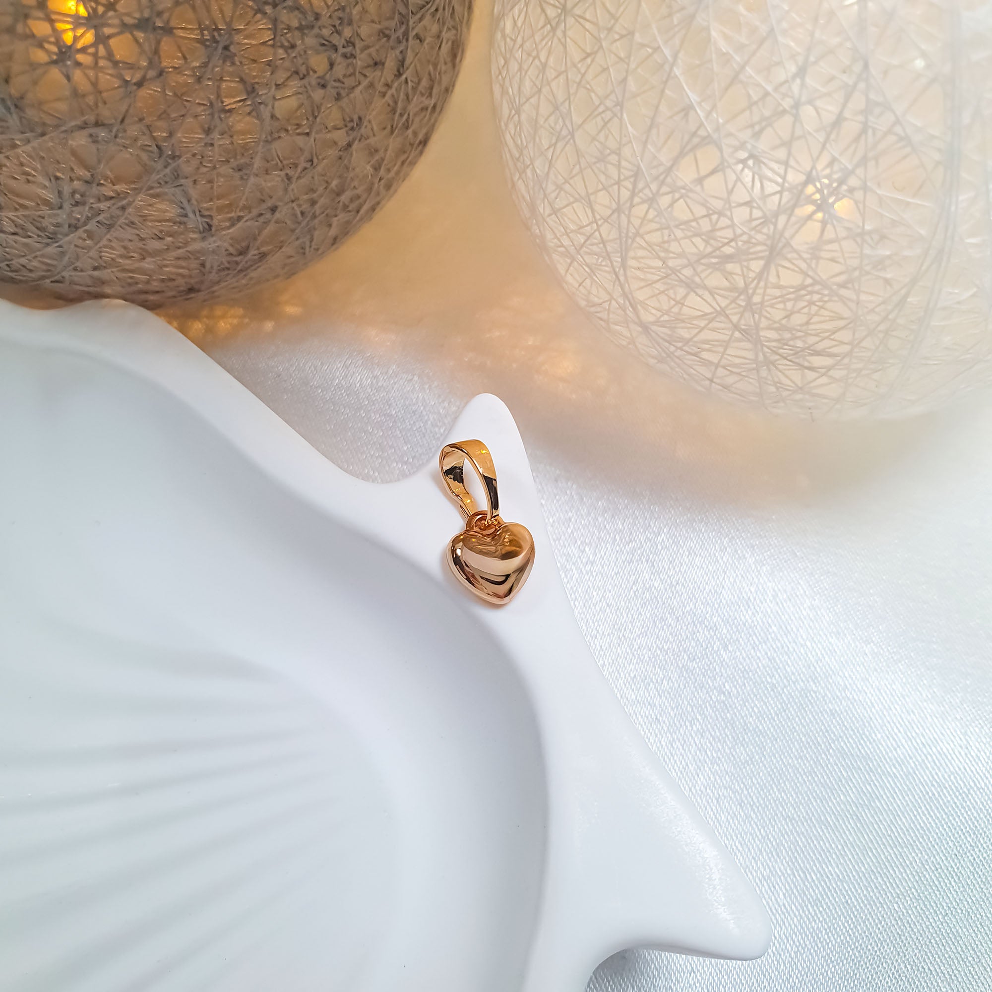 Mazs kulons sirds siluetā zelta tonī