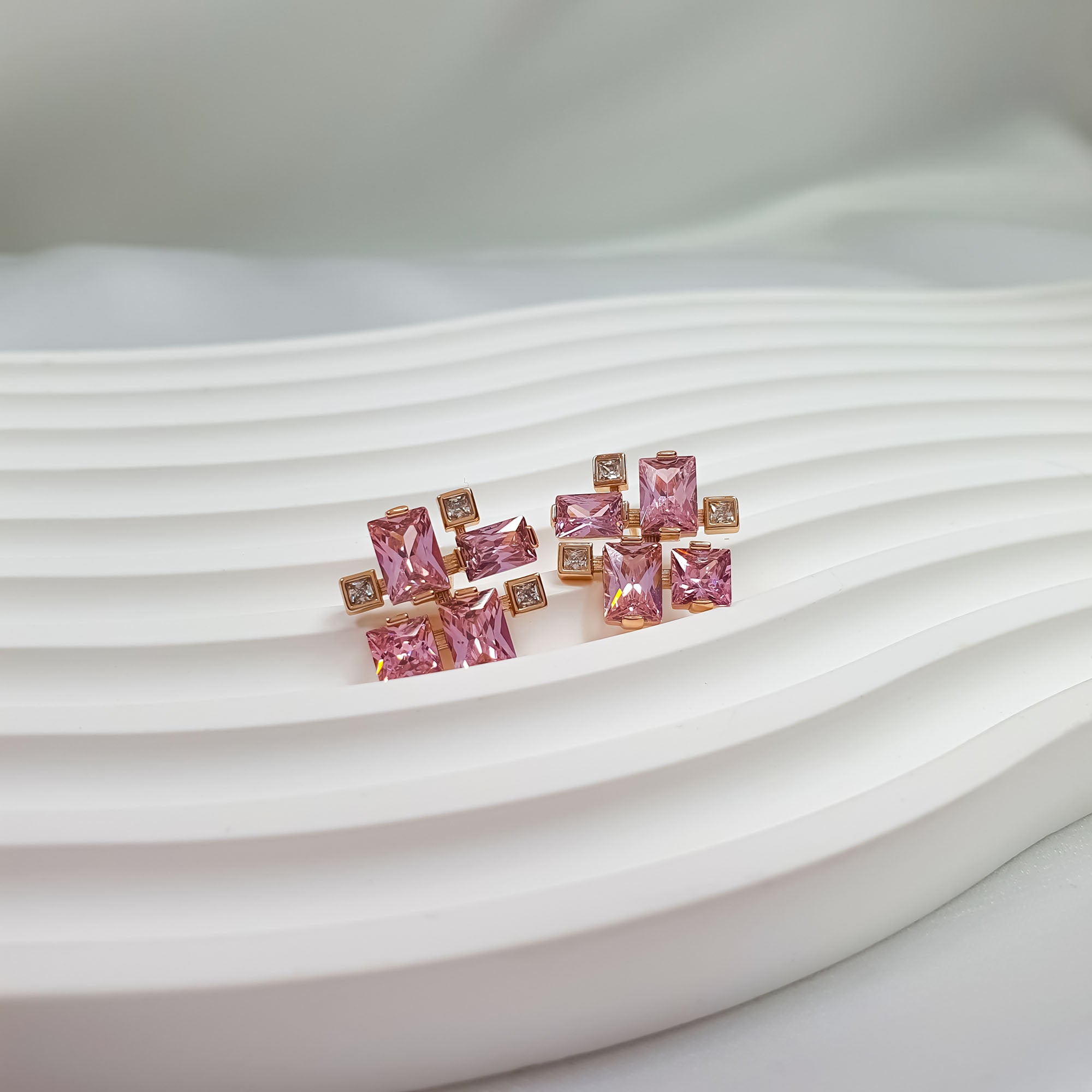 Ģeometriski vakara auskari ar rozā un baltiem akmeņiem