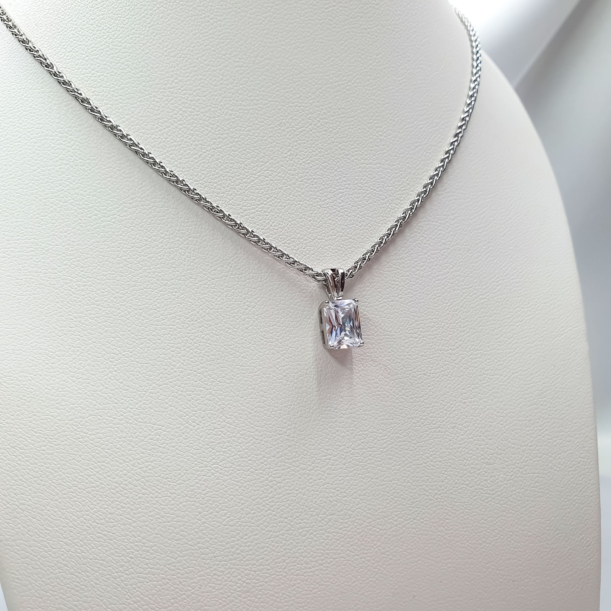 Klasiska kakla rota ar caurspīdīgu ģeometrisku akmeni 14 mm garumā