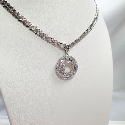 Sudraba krāsas apaļš piekariņš ar divām mirdzošu akmeņu rindām