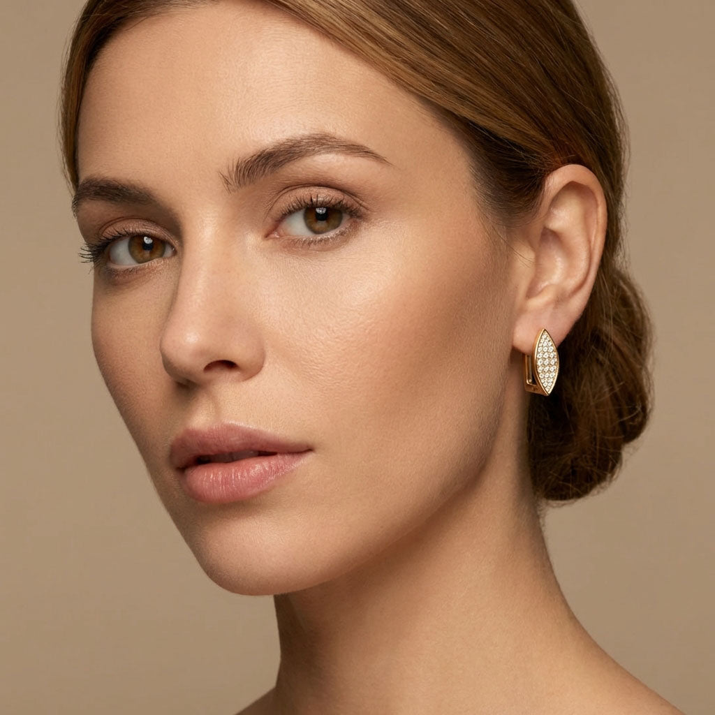 Smalki auskari lapas siluetā