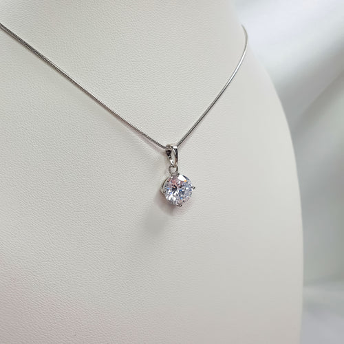 Minimālistiska kakla rota ar caurspīdīgu fasetētu akmeni