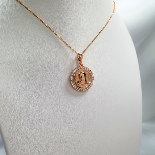 Romantiska stila sieviešu piekariņš ar teksturētu virsmu un mirdzošiem akmeņiem malās