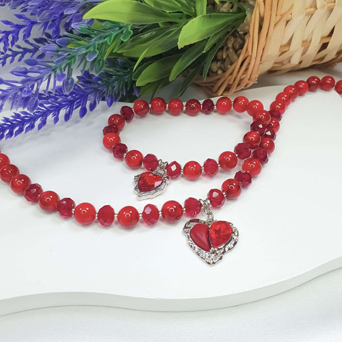 Kaklarota un aproce no sarkanām pērlēm ar sirds elementu