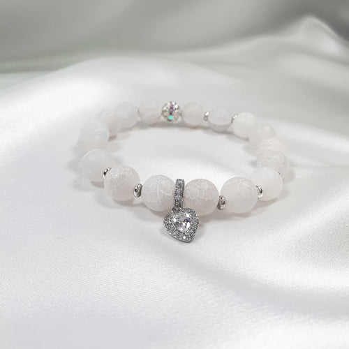 Dabīgā akmens aproce ar strukturētām baltām lodītēm un mirdzošu sirds detaļu