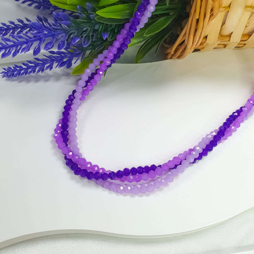 Kaklarota no trim violetu toņu lodīšu rindām