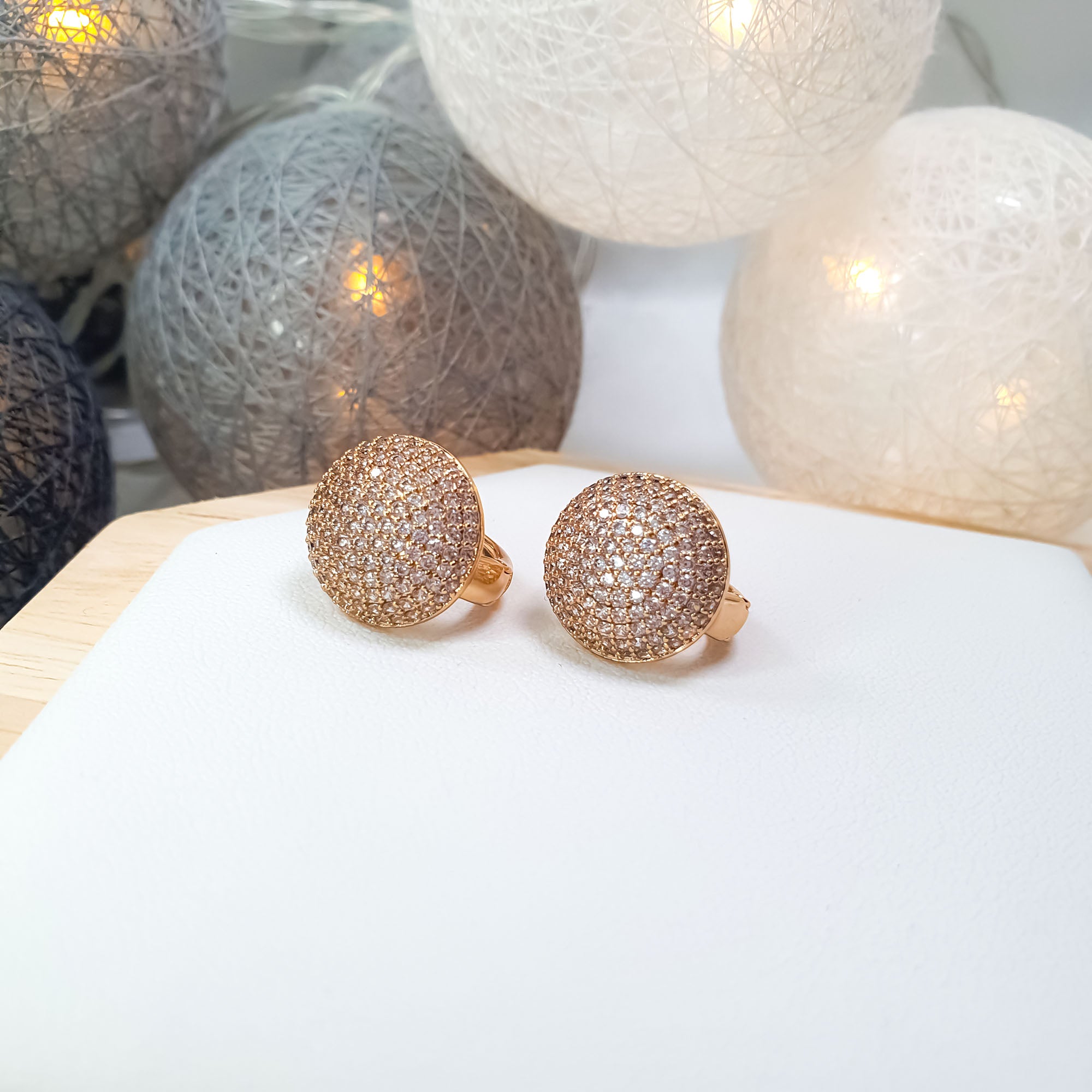 Dzirkstoši auskari ar blīvu kristālu klājumu