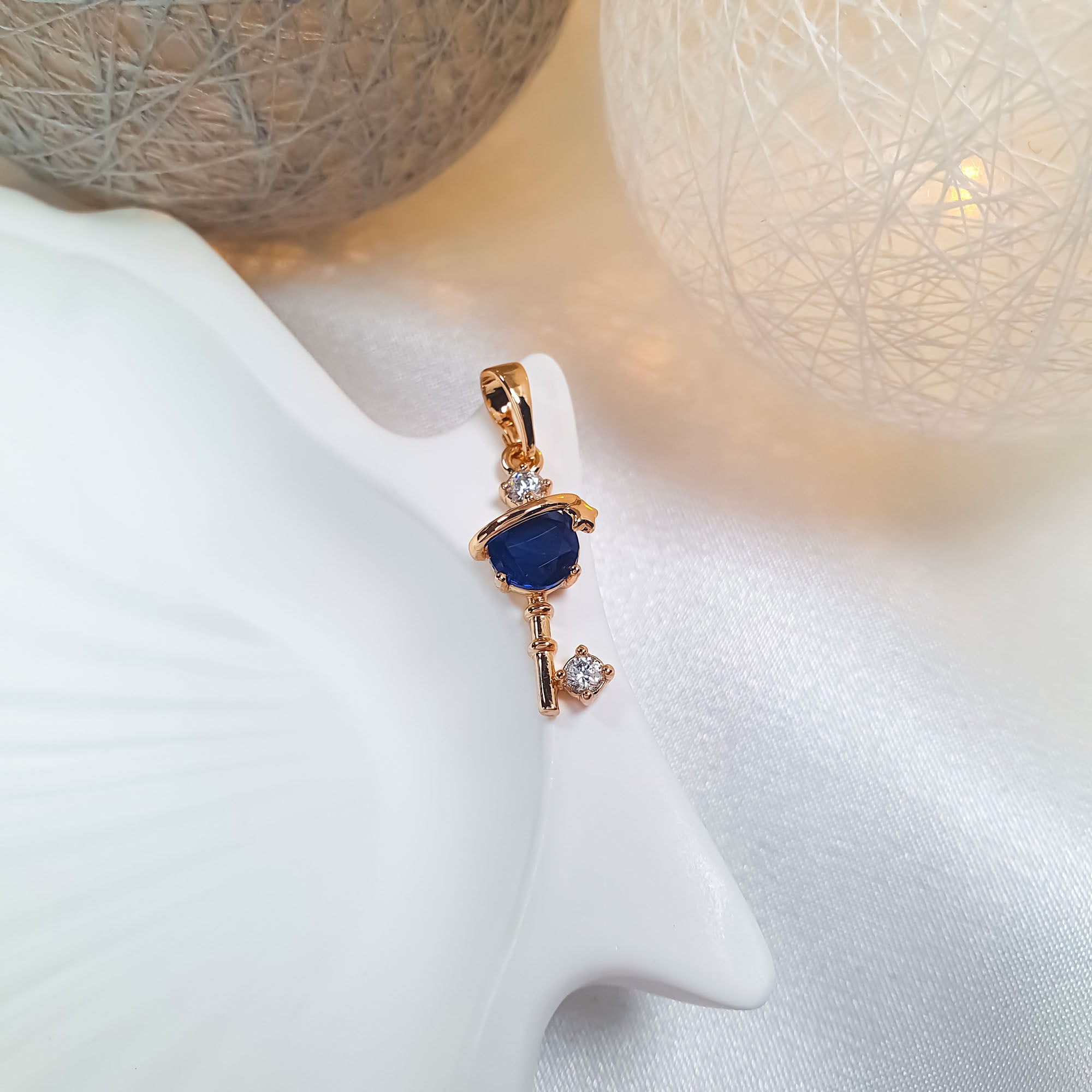 Kulons ar zilu cirkonu un zvaigznes akcentu