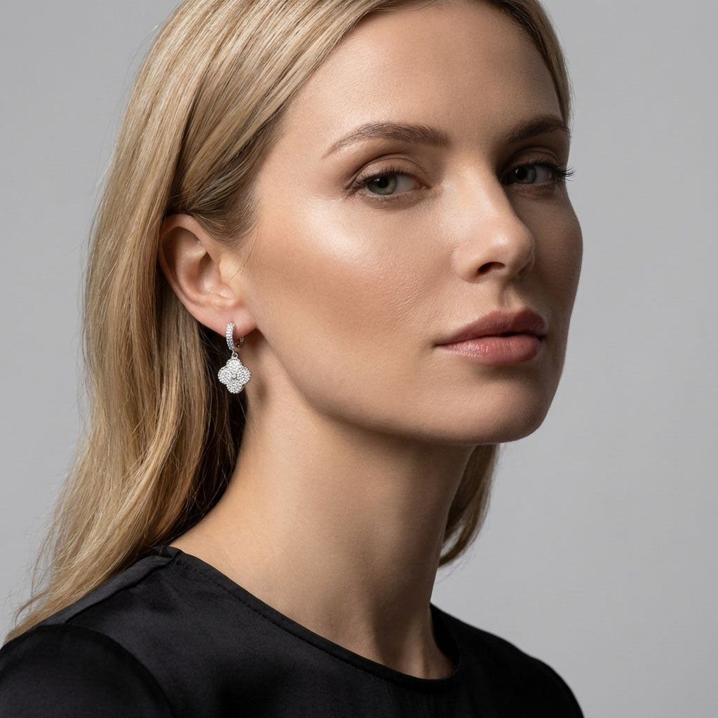 Sieviešu auskari ar dzirkstošu četrlapu formu