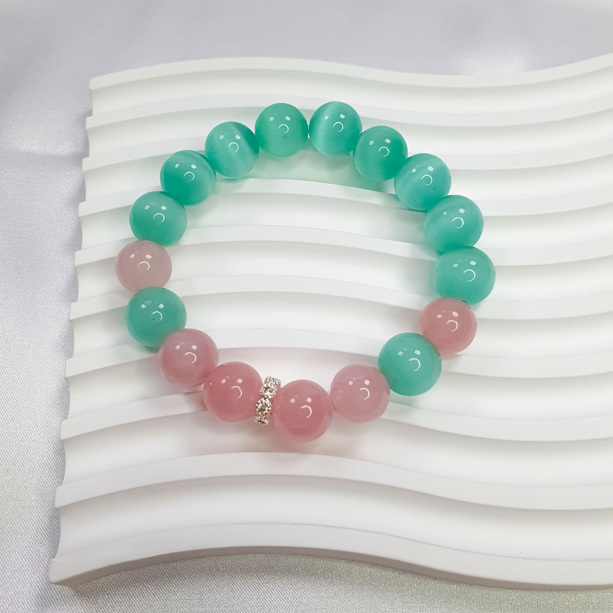 Apaļu lodīšu rokassprādze ar rozā un zilganzaļu krāsu