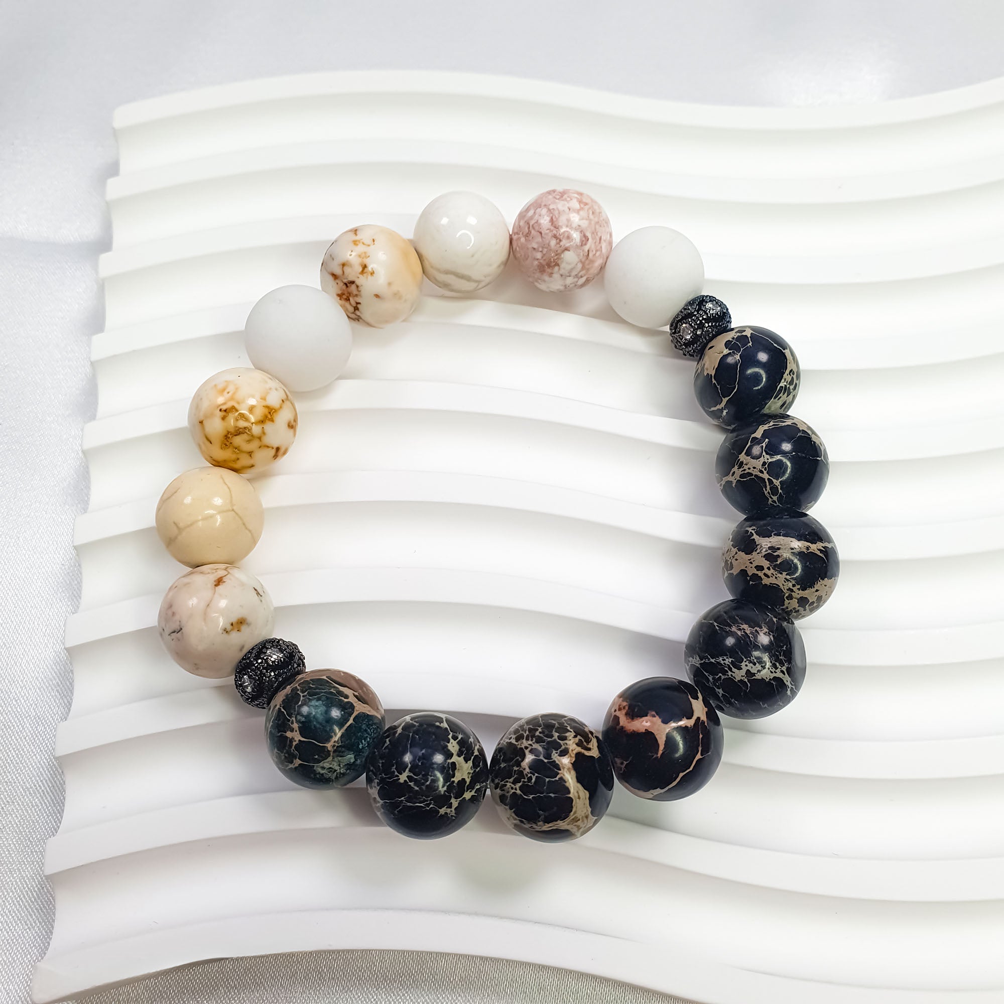 Elastīga rokassprādze ar nefrīta un magnezīta kombināciju