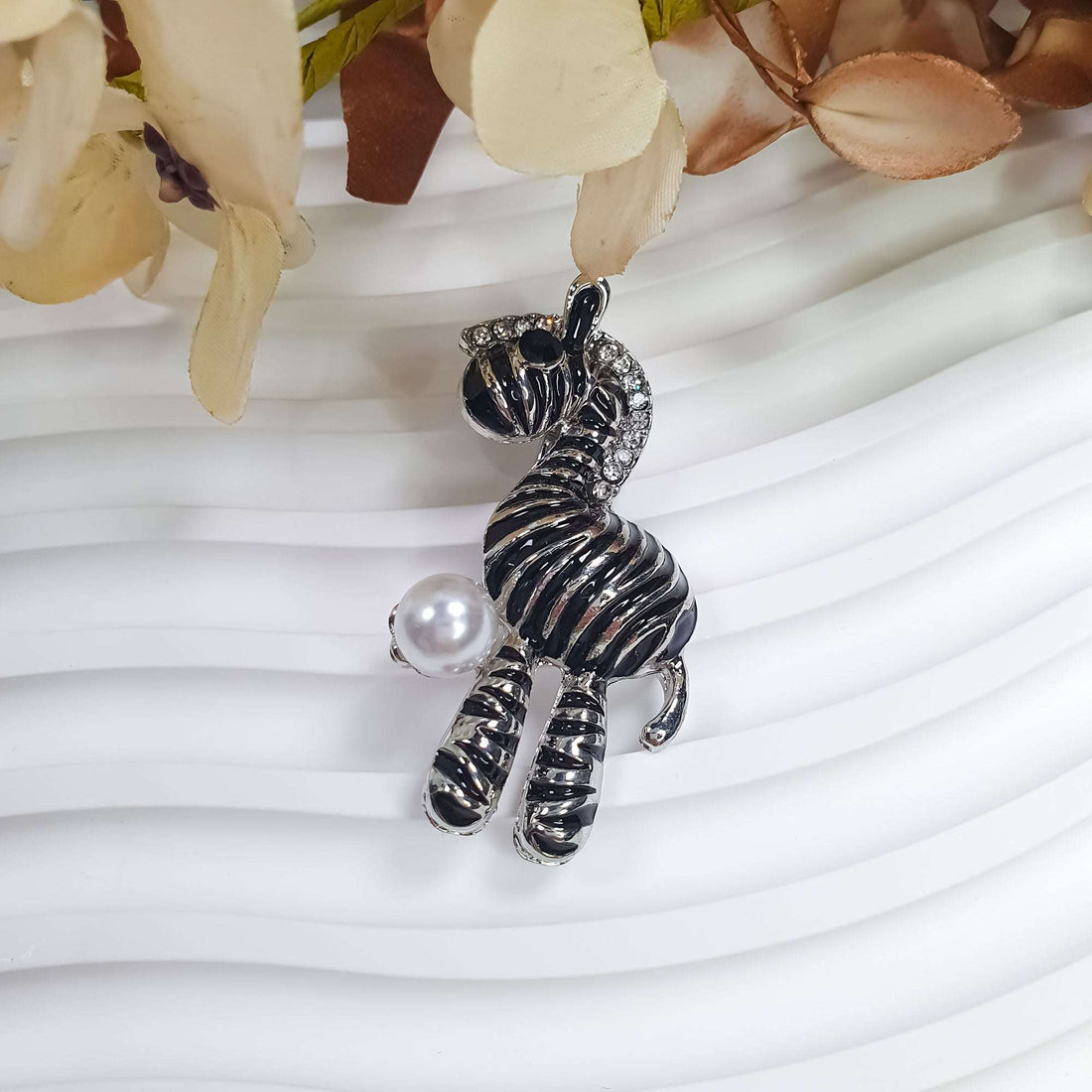 Melnbalta zebras piespraude ar pērles akcentu